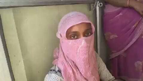 जालौन में चोरी का खुलासा, 4 महिला आरोपी गिरफ्तार
कोंच कोतवाली पुलिस की कार्रवाई, चोरी के आभूषण और नकदी बरामद
चारों आरोपियों को न्यायालय में पेश कर भेजा गया जेल, पुलिस जांच जारी
✒️ रिपोर्ट : जिला ब्यूरो, जालौन
जालौन। उत्तर प्रदेश के जालौन जनपद में कोंच कोतवाली पुलिस ने चोरी के एक मामले का सफल खुलासा करते हुए चार महिला आरोपियों को गिरफ्तार किया है। पुलिस के अनुसार, गिरफ्तार आरोपियों के कब्जे से चोरी के आभूषण और नकदी बरामद की गई है। आवश्यक विधिक कार्रवाई पूरी करने के बाद चारों आरोपियों को न्यायालय में पेश किया गया, जहां से उन्हें न्यायिक अभिरक्षा में जेल भेज दिया गया।
पुलिस के मुताबिक, मामले की विवेचना और साक्ष्यों के आधार पर कार्रवाई करते हुए चार महिला आरोपियों को गिरफ्तार किया गया। उनके कब्जे से 2 मंगलसूत्र, पैंडल, गुरिया सहित अन्य चोरी के आभूषण एवं ₹4,710 नकद बरामद किए गए हैं। बरामद सामान को नियमानुसार कब्जे में लेकर संबंधित विधिक प्रक्रिया पूरी की जा रही है।
कोंच कोतवाली पुलिस का कहना है कि चोरी की घटना के संबंध में सभी आवश्यक साक्ष्य एकत्र किए गए हैं। बरामदगी, पूछताछ और उपलब्ध तथ्यों के आधार पर आगे की कानूनी कार्रवाई जारी है। यदि जांच के दौरान किसी अन्य व्यक्ति की संलिप्तता सामने आती है तो उसके विरुद्ध भी नियमानुसार कार्रवाई की जाएगी।
क्षेत्रीय नागरिकों ने चोरी की घटना के खुलासे पर पुलिस की कार्रवाई की सराहना करते हुए अपराधों पर प्रभावी नियंत्रण बनाए रखने की अपेक्षा जताई है। पुलिस ने आमजन से भी संदिग्ध गतिविधियों की सूचना तत्काल पुलिस को देने की अपील की है।
मामले की आगे की जांच जारी है और पुलिस का कहना है कि सभी तथ्यों का परीक्षण कर निष्पक्ष एवं पारदर्शी कार्रवाई सुनिश्चित की जाएगी।
एनडी न्यूज़ की अपील
अपराध की किसी भी घटना की सूचना तत्काल स्थानीय पुलिस को दें। चोरी का सामान खरीदने या संदिग्ध व्यक्तियों का सहयोग करने से बचें। समाज और पुलिस के बीच बेहतर समन्वय अपराध नियंत्रण में महत्वपूर्ण भूमिका निभाता है।
ऐसी घटनाओं से बचने के सुझाव
घरों में मजबूत ताले, सीसीटीवी और सुरक्षा व्यवस्था सुनिश्चित करें।
संदिग्ध गतिविधि दिखाई देने पर तुरंत पुलिस को सूचना दें।
बहुमूल्य आभूषण और नकदी सुरक्षित स्थान पर रखें।
चोरी का संदिग्ध सामान खरीदने या बेचने से बचें।
पुलिस जांच में सहयोग करें और अफवाहों से दूर रहें।
👇👇
#NDNews #दैनिक_निष्पक्ष_धारा #Jalaun #Konch #BreakingNews #TheftCase #UPPolice #JalaunPolice #CrimeNews #PoliceAction
👇👇
@jalaunpolice
@Uppolice
@dgpup
@CMOfficeUP
@myogiadityanath
@112UttarPradesh
@InfoDeptUP
👇👇👇
🟥 ND NEWS | दैनिक निष्पक्ष धारा
मुख्य संपादक / संस्थापक: राजन सिंह हाड़ा
सह-संपादक: शालिनी सिंह भदौरिया
✒️ रिपोर्ट : जिला ब्यूरो, जालौन
📍 कार्यालय-3: U158, हीरा स्वीट्स के पास, विकास मार्ग, लक्ष्मी नगर, पूर्वी दिल्ली, पिन कोड – 110092 (NCR)
📍 कार्यालय-2: विधानसभा रोड, बर्लिंगटन चौराहा, लखनऊ (226001) (UP)
📍 कार्यालय-1: 1/1 अटल बिहारी चौराहा, नियर बर्मा चौराहा, फतेहपुर (212601) (UP)
📅 दिनांक: 22 सितंबर 2026
📆 दिन: मंगलवार
📧 Email: ndnewschannel@gmail.com
📞 मोबाइल: 9696119696
👇👇
डिस्क्लेमर: यह समाचार पुलिस द्वारा जारी प्रारंभिक जानकारी और उपलब्ध तथ्यों के आधार पर तैयार किया गया है। मामले से संबंधित आरोपों एवं बरामदगी की अंतिम पुष्टि न्यायिक प्रक्रिया एवं पुलिस विवेचना पूरी होने के बाद ही मानी जाएगी।