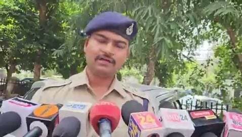 ग्वालियर में स्कूल जा रही दो नाबालिग छात्राओं से कथित छेड़छाड़ और मारपीट, आरोपी गिरफ्तार
POCSO समेत संबंधित धाराओं में मुकदमा दर्ज, पुलिस ने त्वरित कार्रवाई कर आरोपी को भेजा हिरासत में
महिला एवं बाल सुरक्षा पर फिर उठे सवाल, दिनदहाड़े हुई घटना से क्षेत्र में चिंता का माहौल
✒️ रिपोर्ट : स्टेट ब्यूरो, मध्य प्रदेश
ग्वालियर। मध्य प्रदेश के ग्वालियर देहात क्षेत्र में स्कूल जा रही दो नाबालिग छात्राओं के साथ कथित छेड़छाड़ और मारपीट का मामला सामने आया है। घटना के बाद क्षेत्र में आक्रोश का माहौल है। पुलिस ने पीड़ित पक्ष की शिकायत के आधार पर त्वरित कार्रवाई करते हुए आरोपी के विरुद्ध संबंधित धाराओं तथा POCSO Act के तहत मुकदमा दर्ज कर उसे गिरफ्तार कर लिया है।
प्रारंभिक जानकारी के अनुसार, दोनों छात्राएं स्कूल जा रही थीं, तभी बाइक सवार युवक ने उनके साथ कथित रूप से छेड़छाड़ की। विरोध करने पर मारपीट किए जाने का भी आरोप है। घटना की सूचना मिलने के बाद पुलिस ने तत्काल मामला दर्ज कर आरोपी की तलाश शुरू की और उसे गिरफ्तार कर लिया।
पुलिस अधिकारियों के अनुसार, मामले की निष्पक्ष जांच की जा रही है। पीड़ित छात्राओं के बयान, प्रत्यक्षदर्शियों की जानकारी तथा अन्य उपलब्ध साक्ष्यों के आधार पर आगे की विधिक कार्रवाई की जाएगी। यदि जांच में अन्य तथ्य सामने आते हैं तो उनके अनुसार भी कार्रवाई सुनिश्चित की जाएगी।
यह घटना एक बार फिर सार्वजनिक स्थानों पर महिलाओं और छात्राओं की सुरक्षा को लेकर गंभीर प्रश्न खड़े करती है। विशेषज्ञों का मानना है कि ऐसे मामलों में त्वरित पुलिस कार्रवाई के साथ-साथ सामाजिक जागरूकता और सुरक्षा व्यवस्था को और मजबूत बनाने की आवश्यकता है।
प्रशासन का कहना है कि महिलाओं एवं बच्चों के विरुद्ध अपराधों के मामलों में किसी भी प्रकार की लापरवाही नहीं बरती जाएगी तथा दोषियों के विरुद्ध कानून के अनुसार कठोर कार्रवाई की जाएगी।
एनडी न्यूज़ की अपील
महिलाओं और बच्चियों की सुरक्षा समाज और प्रशासन दोनों की साझा जिम्मेदारी है। यदि किसी भी प्रकार की छेड़छाड़, उत्पीड़न या हिंसा की घटना सामने आती है तो तत्काल पुलिस को सूचना दें। पीड़ित परिवार का सहयोग करें, अफवाहों से बचें और निष्पक्ष जांच में प्रशासन का साथ दें।
ऐसी घटनाओं से बचने के सुझाव
छात्राओं की सुरक्षा के लिए स्कूल मार्गों पर नियमित पुलिस गश्त बढ़ाई जाए।
छेड़छाड़ या उत्पीड़न की घटना होने पर तुरंत पुलिस एवं महिला हेल्पलाइन से संपर्क करें।
अभिभावक बच्चों को सुरक्षा संबंधी आवश्यक जानकारी दें।
सार्वजनिक स्थानों पर सीसीटीवी और निगरानी व्यवस्था को मजबूत किया जाए।
किसी भी वायरल वीडियो या अपुष्ट जानकारी को साझा करने से पहले उसकी सत्यता अवश्य जांच लें।
👇👇
#NDNews #दैनिक_निष्पक्ष_धारा #Gwalior #MadhyaPradesh #WomenSafety #ChildSafety #POCSO #CrimeNews #MPPolice #SchoolSafety #BreakingNews
👇👇
@GwaliorPolice
@MPPoliceDept
@CMMadhyaPradesh
@DrMohanYadav51
@DGP_MP
@mohfw_india
@MinistryWCD
@NCPCR_
@PMOIndia
@HMOIndia
👇👇👇
🟥 ND NEWS | दैनिक निष्पक्ष धारा
मुख्य संपादक / संस्थापक: राजन सिंह हाड़ा
सह-संपादक: शालिनी सिंह भदौरिया
✒️ रिपोर्ट : स्टेट ब्यूरो, मध्य प्रदेश
📍 कार्यालय-3: U158, हीरा स्वीट्स के पास, विकास मार्ग, लक्ष्मी नगर, पूर्वी दिल्ली, पिन कोड – 110092 (NCR)
📍 कार्यालय-2: विधानसभा रोड, बर्लिंगटन चौराहा, लखनऊ (226001) (UP)
📍 कार्यालय-1: 1/1 अटल बिहारी चौराहा, नियर बर्मा चौराहा, फतेहपुर (212601) (UP)
📅 दिनांक: 22 सितंबर 2026
📆 दिन: मंगलवार
📧 Email: ndnewschannel@gmail.com
📞 मोबाइल: 9696119696
👇👇👇
डिस्क्लेमर: यह समाचार उपलब्ध प्रारंभिक जानकारी, पुलिस द्वारा साझा किए गए तथ्यों तथा स्थानीय स्रोतों के आधार पर तैयार किया गया है। मामले से जुड़े आरोपों की अंतिम पुष्टि पुलिस विवेचना, उपलब्ध साक्ष्यों एवं न्यायिक प्रक्रिया पूरी होने के बाद ही मानी जाएगी।
