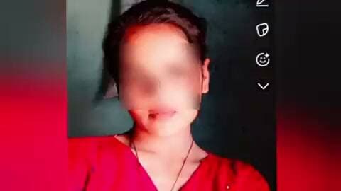 झांसी में 19 वर्षीय युवती की संदिग्ध मौत, परिजनों के यौन उत्पीड़न के आरोप के बाद पुलिस का बड़ा एक्शन
तहरीर के आधार पर मुकदमा दर्ज, 6 नामजद आरोपियों में से 5 हिरासत में, एक की तलाश जारी
पोस्टमार्टम पैनल और वीडियोग्राफी के निर्देश, हर पहलू से जांच में जुटी पुलिस
✒️ रिपोर्ट : जिला ब्यूरो, झांसी
उत्तर प्रदेश के झांसी जनपद के गुरसराय थाना क्षेत्र में 19 वर्षीय युवती की संदिग्ध परिस्थितियों में हुई मौत के मामले ने गंभीर रूप ले लिया है। परिजनों द्वारा गांव के छह लोगों पर छेड़खानी एवं यौन उत्पीड़न के आरोप लगाए जाने के बाद पुलिस ने त्वरित कार्रवाई करते हुए संबंधित धाराओं में मुकदमा दर्ज कर लिया है। नामजद छह आरोपियों में से पांच को हिरासत में लेकर पूछताछ की जा रही है, जबकि एक अन्य आरोपी की तलाश में पुलिस की टीमें लगातार दबिश दे रही हैं।
पुलिस के अनुसार, 22 सितंबर 2026 की सुबह सामुदायिक स्वास्थ्य केंद्र गुरसराय से सूचना प्राप्त हुई कि इंदी गांव निवासी 19 वर्षीय युवती की विषाक्त पदार्थ के सेवन से मृत्यु हो गई है। सूचना मिलते ही प्रभारी निरीक्षक गुरसराय पुलिस टीम के साथ मौके पर पहुंचे और परिजनों से विस्तृत जानकारी ली।
परिजनों ने पुलिस को दी गई तहरीर में आरोप लगाया कि गांव निवासी सुशील तथा उसके साथ अन्य लोगों द्वारा मृतका के साथ छेड़खानी और यौन उत्पीड़न किया गया था। पुलिस ने प्राप्त तहरीर के आधार पर संबंधित धाराओं में अभियोग पंजीकृत कर लिया है और मामले की विवेचना शुरू कर दी है।
पुलिस ने शव को कब्जे में लेकर पंचनामा की कार्रवाई पूरी करते हुए पोस्टमार्टम के लिए भेज दिया है। मामले की संवेदनशीलता को देखते हुए पोस्टमार्टम की वीडियोग्राफी कराने तथा चिकित्सकों के पैनल से परीक्षण कराने के लिए मुख्य चिकित्सा अधिकारी से भी समन्वय किया गया है, ताकि जांच पूरी तरह पारदर्शी और निष्पक्ष रहे।
पुलिस अधिकारियों के अनुसार, प्रारंभिक पूछताछ और गांव में की गई जांच से यह तथ्य सामने आया है कि मृतका और मुख्य आरोपी बताए जा रहे युवक के बीच पहले से बातचीत होती थी। हालांकि पुलिस का कहना है कि घटना से पहले इस संबंध में किसी प्रकार की कोई औपचारिक शिकायत पुलिस को प्राप्त नहीं हुई थी। इसलिए सभी पहलुओं को ध्यान में रखते हुए वैज्ञानिक एवं विधिक आधार पर जांच आगे बढ़ाई जा रही है।
पुलिस ने बताया कि नामजद छह आरोपियों में से पांच को हिरासत में लेकर पूछताछ की जा रही है। फरार आरोपी की गिरफ्तारी के लिए अलग-अलग पुलिस टीमों का गठन किया गया है। जांच के दौरान यदि कोई अन्य तथ्य या साक्ष्य सामने आते हैं तो उनके आधार पर भी आवश्यक कानूनी कार्रवाई की जाएगी।
मामले को लेकर स्थानीय क्षेत्र में गंभीर चर्चा का माहौल है। पुलिस प्रशासन ने लोगों से अपील की है कि वे अफवाहों से बचें और जांच पूरी होने से पहले किसी भी प्रकार के निष्कर्ष पर न पहुंचें। पुलिस का कहना है कि पोस्टमार्टम रिपोर्ट, फोरेंसिक साक्ष्य, इलेक्ट्रॉनिक एवं परिस्थितिजन्य प्रमाणों के आधार पर ही घटना की वास्तविक स्थिति स्पष्ट हो सकेगी।
एनडी न्यूज़ की अपील
महिलाओं और युवतियों से जुड़े किसी भी प्रकार के उत्पीड़न, छेड़छाड़ या हिंसा की घटना को कभी भी नजरअंदाज न करें। ऐसी किसी भी घटना की तत्काल पुलिस को सूचना दें और समय रहते कानूनी सहायता प्राप्त करें। प्रशासन से अपेक्षा है कि मामले की निष्पक्ष, त्वरित एवं पारदर्शी जांच सुनिश्चित कर दोषियों के विरुद्ध कानून के अनुसार कठोर कार्रवाई करे।
👇👇
#NDNews #दैनिक_निष्पक्ष_धारा #Jhansi #Gursarai #WomenSafety #CrimeNews #PoliceAction #UPPolice #JhansiPolice #Justice #SexualAssault #UttarPradesh #BreakingNews
👇👇
@jhansipolice
@Uppolice
@dgpup
@112UttarPradesh
@CMOfficeUP
@myogiadityanath
@InfoDeptUP
@UPGovt
@ADGZonKanpur
@ChiefSecyUP
👇👇
🟥 ND NEWS | दैनिक निष्पक्ष धारा
मुख्य संपादक / संस्थापक: राजन सिंह हाड़ा
सह-संपादक: शालिनी सिंह भदौरिया
✒️ रिपोर्ट : जिला ब्यूरो, झांसी
📍 कार्यालय-3: U158, हीरा स्वीट्स के पास, विकास मार्ग, लक्ष्मी नगर, पूर्वी दिल्ली, पिन कोड – 110092 (NCR)
📍 कार्यालय-2: विधानसभा रोड, बर्लिंगटन चौराहा, लखनऊ (226001) (UP)
📍 कार्यालय-1: 1/1 अटल बिहारी चौराहा, नियर बर्मा चौराहा, फतेहपुर (212601) (UP)
📅 दिनांक: 22 सितंबर 2026
📆 दिन: मंगलवार
📧 Email: ndnewschannel@gmail.com
📞 मोबाइल: 9696119696
👇👇
डिस्क्लेमर: यह समाचार पुलिस द्वारा जारी आधिकारिक जानकारी, परिजनों के आरोपों तथा उपलब्ध प्रारंभिक तथ्यों के आधार पर तैयार किया गया है। लगाए गए आरोपों की अंतिम पुष्टि पुलिस विवेचना, पोस्टमार्टम रिपोर्ट, फोरेंसिक जांच एवं न्यायिक प्रक्रिया पूरी होने के बाद ही मानी जाएगी।