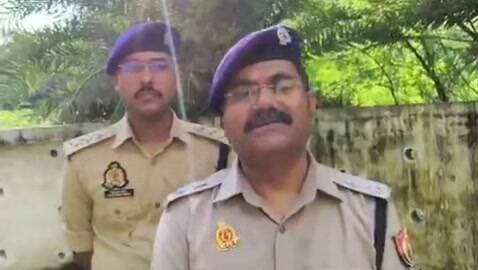 झांसी में 19 वर्षीय युवती की संदिग्ध मौत, परिजनों के यौन उत्पीड़न के आरोप के बाद पुलिस का बड़ा एक्शन
तहरीर के आधार पर मुकदमा दर्ज, 6 नामजद आरोपियों में से 5 हिरासत में, एक की तलाश जारी
पोस्टमार्टम पैनल और वीडियोग्राफी के निर्देश, हर पहलू से जांच में जुटी पुलिस
✒️ रिपोर्ट : जिला ब्यूरो, झांसी
उत्तर प्रदेश के झांसी जनपद के गुरसराय थाना क्षेत्र में 19 वर्षीय युवती की संदिग्ध परिस्थितियों में हुई मौत के मामले ने गंभीर रूप ले लिया है। परिजनों द्वारा गांव के छह लोगों पर छेड़खानी एवं यौन उत्पीड़न के आरोप लगाए जाने के बाद पुलिस ने त्वरित कार्रवाई करते हुए संबंधित धाराओं में मुकदमा दर्ज कर लिया है। नामजद छह आरोपियों में से पांच को हिरासत में लेकर पूछताछ की जा रही है, जबकि एक अन्य आरोपी की तलाश में पुलिस की टीमें लगातार दबिश दे रही हैं।
पुलिस के अनुसार, 22 सितंबर 2026 की सुबह सामुदायिक स्वास्थ्य केंद्र गुरसराय से सूचना प्राप्त हुई कि इंदी गांव निवासी 19 वर्षीय युवती की विषाक्त पदार्थ के सेवन से मृत्यु हो गई है। सूचना मिलते ही प्रभारी निरीक्षक गुरसराय पुलिस टीम के साथ मौके पर पहुंचे और परिजनों से विस्तृत जानकारी ली।
परिजनों ने पुलिस को दी गई तहरीर में आरोप लगाया कि गांव निवासी सुशील तथा उसके साथ अन्य लोगों द्वारा मृतका के साथ छेड़खानी और यौन उत्पीड़न किया गया था। पुलिस ने प्राप्त तहरीर के आधार पर संबंधित धाराओं में अभियोग पंजीकृत कर लिया है और मामले की विवेचना शुरू कर दी है।
पुलिस ने शव को कब्जे में लेकर पंचनामा की कार्रवाई पूरी करते हुए पोस्टमार्टम के लिए भेज दिया है। मामले की संवेदनशीलता को देखते हुए पोस्टमार्टम की वीडियोग्राफी कराने तथा चिकित्सकों के पैनल से परीक्षण कराने के लिए मुख्य चिकित्सा अधिकारी से भी समन्वय किया गया है, ताकि जांच पूरी तरह पारदर्शी और निष्पक्ष रहे।
पुलिस अधिकारियों के अनुसार, प्रारंभिक पूछताछ और गांव में की गई जांच से यह तथ्य सामने आया है कि मृतका और मुख्य आरोपी बताए जा रहे युवक के बीच पहले से बातचीत होती थी। हालांकि पुलिस का कहना है कि घटना से पहले इस संबंध में किसी प्रकार की कोई औपचारिक शिकायत पुलिस को प्राप्त नहीं हुई थी। इसलिए सभी पहलुओं को ध्यान में रखते हुए वैज्ञानिक एवं विधिक आधार पर जांच आगे बढ़ाई जा रही है।
पुलिस ने बताया कि नामजद छह आरोपियों में से पांच को हिरासत में लेकर पूछताछ की जा रही है। फरार आरोपी की गिरफ्तारी के लिए अलग-अलग पुलिस टीमों का गठन किया गया है। जांच के दौरान यदि कोई अन्य तथ्य या साक्ष्य सामने आते हैं तो उनके आधार पर भी आवश्यक कानूनी कार्रवाई की जाएगी।
मामले को लेकर स्थानीय क्षेत्र में गंभीर चर्चा का माहौल है। पुलिस प्रशासन ने लोगों से अपील की है कि वे अफवाहों से बचें और जांच पूरी होने से पहले किसी भी प्रकार के निष्कर्ष पर न पहुंचें। पुलिस का कहना है कि पोस्टमार्टम रिपोर्ट, फोरेंसिक साक्ष्य, इलेक्ट्रॉनिक एवं परिस्थितिजन्य प्रमाणों के आधार पर ही घटना की वास्तविक स्थिति स्पष्ट हो सकेगी।
एनडी न्यूज़ की अपील
महिलाओं और युवतियों से जुड़े किसी भी प्रकार के उत्पीड़न, छेड़छाड़ या हिंसा की घटना को कभी भी नजरअंदाज न करें। ऐसी किसी भी घटना की तत्काल पुलिस को सूचना दें और समय रहते कानूनी सहायता प्राप्त करें। प्रशासन से अपेक्षा है कि मामले की निष्पक्ष, त्वरित एवं पारदर्शी जांच सुनिश्चित कर दोषियों के विरुद्ध कानून के अनुसार कठोर कार्रवाई करे।
👇👇
#NDNews #दैनिक_निष्पक्ष_धारा #Jhansi #Gursarai #WomenSafety #CrimeNews #PoliceAction #UPPolice #JhansiPolice #Justice #SexualAssault #UttarPradesh #BreakingNews
👇👇
@jhansipolice
@Uppolice
@dgpup
@112UttarPradesh
@CMOfficeUP
@myogiadityanath
@InfoDeptUP
@UPGovt
@ADGZonKanpur
@ChiefSecyUP
👇👇
🟥 ND NEWS | दैनिक निष्पक्ष धारा
मुख्य संपादक / संस्थापक: राजन सिंह हाड़ा
सह-संपादक: शालिनी सिंह भदौरिया
✒️ रिपोर्ट : जिला ब्यूरो, झांसी
📍 कार्यालय-3: U158, हीरा स्वीट्स के पास, विकास मार्ग, लक्ष्मी नगर, पूर्वी दिल्ली, पिन कोड – 110092 (NCR)
📍 कार्यालय-2: विधानसभा रोड, बर्लिंगटन चौराहा, लखनऊ (226001) (UP)
📍 कार्यालय-1: 1/1 अटल बिहारी चौराहा, नियर बर्मा चौराहा, फतेहपुर (212601) (UP)
📅 दिनांक: 22 सितंबर 2026
📆 दिन: मंगलवार
📧 Email: ndnewschannel@gmail.com
📞 मोबाइल: 9696119696
👇👇
डिस्क्लेमर: यह समाचार पुलिस द्वारा जारी आधिकारिक जानकारी, परिजनों के आरोपों तथा उपलब्ध प्रारंभिक तथ्यों के आधार पर तैयार किया गया है। लगाए गए आरोपों की अंतिम पुष्टि पुलिस विवेचना, पोस्टमार्टम रिपोर्ट, फोरेंसिक जांच एवं न्यायिक प्रक्रिया पूरी होने के बाद ही मानी जाएगी।