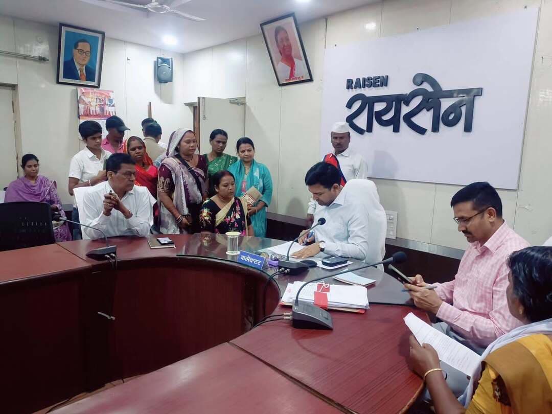 जनसुनवाई में कलेक्टर श्री विश्वकर्मा ने नागरिकों की समस्याओं का किया निराकरण
–––
–––
प्रति मंगलवार की भांति कलेक्ट्रेट सभाकक्ष में आयोजित जनसुनवाई में कलेक्टर श्री अरुण कुमार विश्वकर्मा द्वारा आमजन की समस्याओं की सुनवाई कर उनका निराकरण किया गया। जनसुनवाई के दौरान कलेक्टर श्री विश्वकर्मा ने आवेदकों से उनकी समस्याओं के संबंध में सीधे संवाद किया और संबंधित विभागों के अधिकारियों को आवश्यक कार्यवाही कर निराकरण हेतु निर्देशित किया। उन्होंने अधिकारियों से कहा कि जनसुनवाई में प्राप्त प्रत्येक प्रकरण की वस्तुस्थिति की जांच कर नियमानुसार शीघ्रता से समाधान सुनिश्चित कराएं। जनसुनवाई में अपर कलेक्टर श्री मनोज उपाध्याय, डिप्टी कलेक्टर्स तथा जिला अधिकारी उपस्थित रहे।
#Raisen Jansampark Madhya Pradesh JDjansampark Bhopal Collector Office Raisen