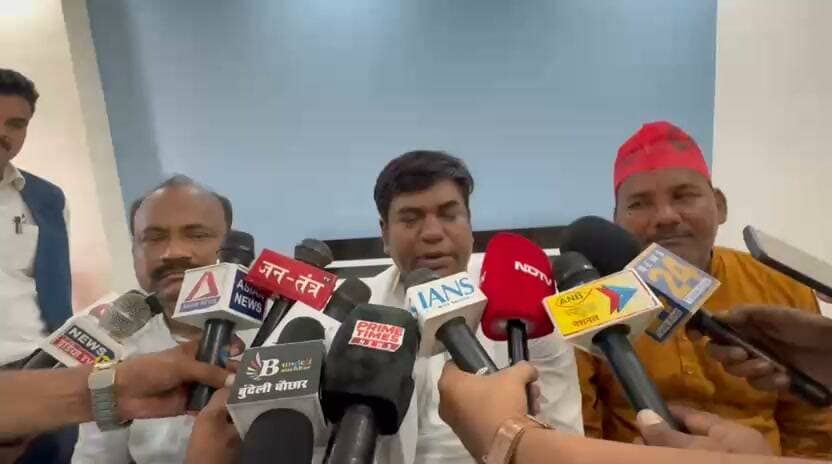 बिहार से यूपी तक मुकेश सहनी का हमला, राहुल गांधी के साथ रहने का ऐलान
चित्रकूट में विकासशील इंसान पार्टी यानी VIP की बैठक में पार्टी प्रमुख मुकेश सहनी पहुंचे…
बैठक में संगठन विस्तार के साथ बिहार और उत्तर प्रदेश की सियासत पर भी उन्होंने खुलकर बयान दिए।