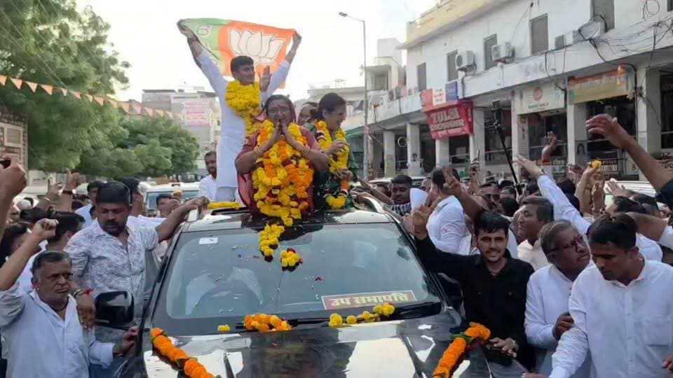 बाड़मेर नगर परिषद के सभापति व उप सभापति का शहर में निकला जुलूस।
BJP Rajasthan Swaroop Singh Khara Dr Priyanka Chaudhary Aduram Meghwal K.K. Vishnoi Kailash Choudhary Mewaram Jain