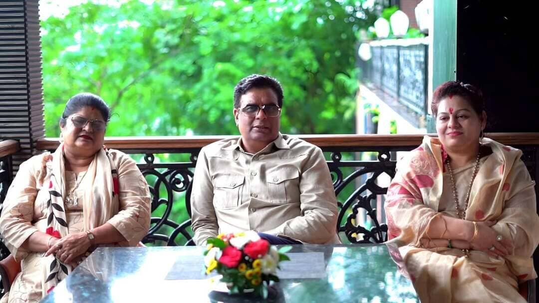 डॉ. सरस्वती गौड़, अष्टलक्ष्मी परशुराम फाउंडेशन की
प्रमुख राष्ट्रीय समन्वयक हुई नियुक्त
गुवाहाटी। राजस्थान की प्रख्यात समाजसेविका डॉ. सरस्वती गौड़ के गुवाहाटी प्रवास के दौरान अष्टलक्ष्मी परशुराम फाउंडेशन की गुवाहाटी शाखा एवं गौड़ महिला समिति के संयुक्त तत्वावधान में अभिनंदन समारोह आयोजित किया गया। इस अवसर पर फाउंडेशन के मुख्य संरक्षक एवं सुप्रसिद्ध उद्यमी श्री रतन शर्मा ने डॉ. सरस्वती गौड़ को अष्टलक्ष्मी परशुराम फाउंडेशन की प्रमुख राष्ट्रीय समन्वयक की जिम्मेदारी सौंपे जाने की घोषणा की।
श्री रतन शर्मा ने डॉ. सरस्वती गौड़ का स्वागत करते हुए कहा कि सामाजिक एवं आध्यात्मिक क्षेत्र में उनका दीर्घ अनुभव, विद्वता और मातृशक्ति को संगठित करने की क्षमता फाउंडेशन की सामाजिक यात्रा को और मजबूती प्रदान करेगी। उन्होंने कहा कि डॉ. गौड़ ने वर्षों से समाजसेवा के माध्यम से समाज के विभिन्न वर्गों को जोड़ने का कार्य किया है और उनके अनुभव का लाभ संगठन को राष्ट्रीय स्तर पर मिलेगा।
उन्होंने कहा कि अष्टलक्ष्मी परशुराम फाउंडेशन का प्रयास समाज की अनुभवी मातृशक्ति को नेतृत्व और निर्णय प्रक्रिया में अधिक सक्रिय भूमिका प्रदान करना है। शिक्षा, कौशल विकास, आत्मनिर्भरता और सामाजिक समरसता जैसे क्षेत्रों में महिलाओं एवं युवाओं की सहभागिता संगठन की प्राथमिकताओं में शामिल रहेगी।
नई जिम्मेदारी स्वीकार करते हुए डॉ. सरस्वती गौड़ ने अष्टलक्ष्मी परशुराम फाउंडेशन के प्रति आभार व्यक्त किया। उन्होंने कहा कि यह दायित्व उनके लिए सम्मान के साथ समाज के प्रति एक बड़ी जिम्मेदारी भी है। संगठन के शुभ संकल्पों एवं सामाजिक उद्देश्यों को आगे बढ़ाते हुए ब्राह्मण समाज को जिले से लेकर राष्ट्रीय स्तर तक संगठित करने तथा समाज एवं राष्ट्र के विकास में उनकी सक्रिय भागीदारी बढ़ाने के लिए वे पूरी निष्ठा से कार्य करेंगी।
अष्टलक्ष्मी परशुराम फाउंडेशन के संस्थापक एवं मुख्य संरक्षक नॉर्थ ईस्ट के सुप्रसिद्ध उद्योगपति श्री रतन शर्मा है जो पिछले बीस वर्षों से ब्राह्मण समाज के विभिन्न संगठनों के माध्यम से प्रतिवर्ष करोड़ों रुपए छात्रवृत्ति,अन्य रूप से आर्थिक सहयोग एवं हजारों युवाओं को रोजगार प्रदान कर चुके है।इस वर्ष रतन शर्मा ने ब्राह्मण समाज के लोगों को एक साथ एकसूत्र में संगठित करने के लिए अष्टलक्ष्मी परशुराम फाउंडेशन नाम के एक सामाजिक संगठन का निर्माण किया है जिसका एकमात्र उद्देश्य इस संगठन के माध्यम से गांव से राष्ट्र स्तर तक एक एक ब्राह्मण को जोड़ना,उनके हितों की रक्षा करना एवं उनके सपनो को मजबूती से पूर्ण करने में हर रूप में सहयोग प्रदान करना है।इस संगठन को जड़ों से राष्ट्रीय स्तर तक जोड़ने की जिम्मेदारी डॉ सरस्वती गौड़ को प्रदान की गई है।
डॉ गौड़ के अभिनंदन कार्यक्रम में फाउंडेशन के राष्ट्रीय संयोजक चंद्रप्रकाश शर्मा, समाजसेविका संतोष शर्म, गुवाहाटी शाखा के अध्यक्ष राजकुमार तिवाड़ी,सुरेंद्र शर्मा, महिला समिति की अध्यक्ष स्वाति भातरा, वंदना शर्मा, पंडित तेजपाल जोशी, जितेंद्र पिंपलवा, नानक शर्मा, संजय शर्मा, ओम प्रकाश भातीवाड़ा, सुशील व्यास, दीपक धानीवाल, नरेश जोशी, कैलाश पारीक, रोहित शर्मा, अमर भातीवाड़ा, रामनिवास मटोलिया, दीनदयाल सिसोदिया, पंकज शर्मा, जय पिंपलवा, सरवन शर्मा,ज्योति शर्मा, कुसुम शर्मा, रितु बत्रा, सुमन शर्मा, निवेदिता शर्मा, कमला, लता, निशा शर्मा,माया गौड़, लक्ष्मी शर्मा, ममता गौड़, छाया तिवारी, कौशल्या, विकास, किरण शर्मा, बबली शर्मा, संगीता गौड़ सहित बड़ी संख्या में समाजबंधु, मातृशक्ति एवं संगठन के कार्यकर्ता उपस्थित रहे।
इस अवसर पर अष्टलक्ष्मी फाउंडेशन की नॉर्थ ईस्ट की मातृशक्ति द्वारा डॉ. सरस्वती गौड़ का पारंपरिक रूप से अभिनंदन स्वागत किया गया तथा उपस्थित सभी पदाधिकारियों एवं सदस्यों ने उन्हें नए राष्ट्रीय दायित्व के लिए शुभकामनाएँ दीं।