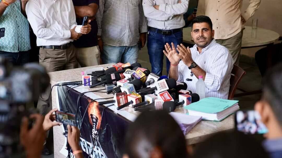 EWS व्यवस्था में व्यावहारिक सुधार की मांग को लेकर रविन्द्र सिंह भाटी का अभियान तेज, 25 सितंबर से प्रदेशव्यापी यात्रा
पिंक सिटी प्रेस क्लब में पत्रकार वार्ता कर विधायक ने रखीं EWS पात्रता, प्रमाण-पत्र, आयुसीमा और शैक्षणिक सुविधाओं से जुड़ी प्रमुख मांगें
जयपुर, 22 सितंबर। शिव विधायक रविन्द्र सिंह भाटी ने मंगलवार को जयपुर स्थित पिंक सिटी प्रेस क्लब में आयोजित पत्रकार वार्ता में आर्थिक रूप से कमजोर वर्ग (EWS) की आरक्षण व्यवस्था को अधिक व्यावहारिक, न्यायसंगत और प्रभावी बनाने से संबंधित विभिन्न मांगों को प्रमुखता से उठाया। भाटी ने कहा कि देश की भौगोलिक, कृषि एवं आर्थिक परिस्थितियों में व्यापक विविधता है, ऐसे में EWS पात्रता के लिए पूरे देश में एक समान संपत्ति संबंधी मानदंड कई राज्यों की जमीनी परिस्थितियों के अनुरूप नहीं बैठते।
उन्होंने बताया कि EWS आरक्षण व्यवस्था संसद द्वारा पारित किए जाने के बाद 12 जनवरी 2019 को राष्ट्रपति की स्वीकृति के साथ देशभर में लागू हुई थी। राजस्थान में फरवरी 2019 से सरकारी नौकरियों और शिक्षण संस्थानों में EWS वर्ग के लिए 10 प्रतिशत आरक्षण लागू किया गया। हालांकि, समय-समय पर कुछ प्रक्रियात्मक सुधार किए गए हैं, लेकिन केंद्र स्तर पर EWS अभ्यर्थियों से जुड़ी कई व्यावहारिक कठिनाइयां अभी भी बनी हुई हैं।
भाटी ने कहा कि राजस्थान जैसे राज्यों में कृषि भूमि की उत्पादकता, सिंचाई की उपलब्धता और स्थानीय भूमि मूल्यों में व्यापक अंतर है। ऐसे में केवल भूमि के आकार को आर्थिक स्थिति का आधार मानना वास्तविक आर्थिक क्षमता का सटीक आकलन नहीं करता। उन्होंने मांग की कि EWS पात्रता निर्धारित करते समय भूमि के आकार के साथ उसकी उत्पादकता, सिंचाई सुविधा, स्थानीय भूमि मूल्य और वास्तविक आर्थिक उपयोगिता जैसे कारकों को भी ध्यान में रखा जाए।
राज्यवार परिस्थितियों के अनुरूप EWS नियम बनाने की मांग
विधायक ने कहा कि राजस्थान एवं गुजरात सहित कुछ राज्यों ने स्थानीय परिस्थितियों को ध्यान में रखते हुए EWS प्रमाण-पत्र से संबंधित प्रावधानों में अपने स्तर पर बदलाव किए हैं। उनकी प्रमुख मांग है कि राज्यों द्वारा जारी EWS प्रमाण-पत्रों को केंद्रीय सेवाओं एवं केंद्रीय शिक्षण संस्थानों के लिए भी मान्यता दी जाए, ताकि अभ्यर्थियों को केंद्र और राज्य के लिए अलग-अलग प्रमाण-पत्र बनवाने की प्रक्रिया से राहत मिल सके।
उन्होंने आंकड़ों का उल्लेख करते हुए कहा कि वर्ष 2022-23 में राजस्थान सरकार द्वारा 2,77,555 EWS प्रमाण-पत्र जारी किए गए, जबकि केंद्र सरकार द्वारा 95,243 EWS प्रमाण-पत्र जारी हुए। उनके अनुसार यह अंतर EWS प्रमाण-पत्र की प्रक्रिया को अधिक सरल और स्थानीय परिस्थितियों के अनुरूप बनाने की आवश्यकता को रेखांकित करता है।
आयुसीमा, आवेदन शुल्क और प्रमाण-पत्र की वैधता में राहत की मांग
भाटी ने EWS अभ्यर्थियों को अन्य आरक्षित वर्गों की तरह प्रतियोगी परीक्षाओं में अधिकतम आयुसीमा, आवेदन शुल्क तथा जहां लागू हो, न्यूनतम अर्हताओं में उचित छूट देने की मांग रखी। साथ ही उन्होंने EWS प्रमाण-पत्र की वर्तमान एक वर्ष की वैधता को बढ़ाकर तीन अथवा पांच वर्ष किए जाने तथा निर्धारित शर्तों के तहत शपथ-पत्र के आधार पर इसके नवीनीकरण की व्यवस्था करने का प्रस्ताव रखा।
EWS आय निर्धारण की प्रक्रिया सरल करने पर जोर
पत्रकार वार्ता में परिवार की आय की गणना से संबंधित प्रक्रिया को भी प्रमुख मुद्दे के रूप में उठाया गया। भाटी ने कहा कि वर्तमान व्यवस्था में परिवार की परिभाषा में विभिन्न संबंधों को शामिल किए जाने के कारण कई मामलों में आय निर्धारण की प्रक्रिया जटिल हो जाती है। विशेष रूप से विवाहित महिला अभ्यर्थियों को मायके और ससुराल दोनों पक्षों से जुड़े दस्तावेजों एवं प्रक्रियाओं के कारण व्यावहारिक कठिनाइयों का सामना करना पड़ता है।
उन्होंने मांग की कि EWS आय निर्धारण की प्रक्रिया को अन्य आरक्षण व्यवस्थाओं में प्रयुक्त आय/क्रीमीलेयर निर्धारण की तर्ज पर सरल बनाया जाए और माता-पिता की आय को प्रमुख आधार मानते हुए स्पष्ट एवं व्यावहारिक नियम निर्धारित किए जाएं।
छात्रवृत्ति और राष्ट्रीय स्तर पर संस्थागत व्यवस्था की मांग
भाटी ने EWS वर्ग के विद्यार्थियों के लिए छात्रवृत्ति, छात्रावास तथा अन्य शैक्षणिक सहायता उपलब्ध कराने की मांग भी रखी। उनका कहना है कि आर्थिक रूप से कमजोर विद्यार्थियों को उच्च शिक्षा और प्रतियोगी अवसरों में समान भागीदारी सुनिश्चित करने के लिए ऐसी सुविधाओं की आवश्यकता है।
इसके अतिरिक्त, EWS से संबंधित नीतिगत एवं प्रशासनिक समस्याओं के समेकित समाधान के लिए राष्ट्रीय आर्थिक पिछड़ा वर्ग आयोग के गठन पर विचार करने की मांग भी रखी गई।
पंचायती राज एवं नगर निकाय में EWS प्रतिनिधित्व की मांग
भाटी ने स्थानीय स्तर पर आर्थिक रूप से कमजोर वर्ग की भागीदारी और प्रतिनिधित्व सुनिश्चित करने के उद्देश्य से पंचायती राज और नगर निकाय चुनावों में EWS वर्ग के लिए उपयुक्त प्रतिनिधित्व की व्यवस्था किए जाने की मांग भी रखी। उनका कहना है कि इससे स्थानीय स्वशासन की संस्थाओं में आर्थिक रूप से कमजोर परिवारों की भागीदारी बढ़ेगी और उनके मुद्दों को निर्णय प्रक्रिया में स्थान मिल सकेगा।
75 से अधिक विधायकों का समर्थन, सांसदों से भी संपर्क
रविन्द्र सिंह भाटी ने बताया कि राजस्थान के 75 से अधिक विधायक इन मांगों के समर्थन में अपनी लिखित सहमति एवं समर्थन पत्र दे चुके हैं। इसके अतिरिक्त प्रदेश के सांसदों से भी व्यक्तिगत रूप से संपर्क कर उन्हें EWS से जुड़े विषयों और प्रस्तावित सुधारों से अवगत कराया गया है। प्रेस ब्रीफ के अनुसार संबंधित सांसदों ने भी इस मांग के प्रति सकारात्मक रुख व्यक्त करते हुए मौखिक रूप से अपनी सहमति एवं समर्थन का आश्वासन दिया है।
25 सितंबर से प्रदेशभर में यात्रा करेंगे भाटी
पत्रकार वार्ता के दौरान रविन्द्र सिंह भाटी ने इन मांगों को व्यापक स्तर पर जनता और जनप्रतिनिधियों तक पहुंचाने के लिए 25 सितंबर 2026 से प्रदेशभर में यात्रा शुरू करने की घोषणा की। यात्रा के दौरान EWS व्यवस्था से जुड़ी व्यावहारिक समस्याओं, प्रस्तावित सुधारों और समान अवसर से संबंधित मांगों को लेकर विभिन्न क्षेत्रों में संवाद किया जाएगा।
भाटी ने कहा कि EWS आरक्षण का उद्देश्य आर्थिक रूप से कमजोर परिवारों को अवसर उपलब्ध कराना है और इसके लिए पात्रता एवं प्रमाण-पत्र की व्यवस्था ऐसी होनी चाहिए, जो देश के अलग-अलग राज्यों की वास्तविक सामाजिक, कृषि एवं आर्थिक परिस्थितियों को ध्यान में रखे।
उन्होंने केंद्र सरकार से EWS पात्रता एवं संपत्ति संबंधी वर्तमान मानदंडों की व्यापक समीक्षा करते हुए ऐसी व्यवस्था विकसित करने का आग्रह किया, जिससे आर्थिक रूप से कमजोर परिवारों को EWS आरक्षण का उद्देश्यपूर्ण और प्रभावी लाभ मिल सके।
Ravindra Singh Bhati