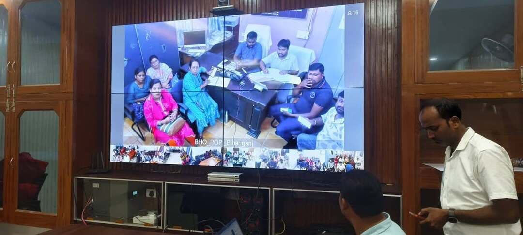*प्रेस नोट*
समाहरणालय मधेपुरा
जिला जनसंपर्क कार्यालय
**आईसीडीएस एवं मिशन शक्ति*
*योजना की मासिक समीक्षात्मक बैठक* *आयोजित**
मधेपुरा, 22 सितंबर 2026 : जिला समाहरणालय के न्यू एन.आई.सी हॉल में मंगलवार को जिलाधिकारी श्री अभिषेक रंजन की अध्यक्षता में आईसीडीएस एवं मिशन शक्ति योजना की मासिक समीक्षात्मक बैठक आयोजित की गई। बैठक में प्रखंड स्तरीय पदाधिकारी वीसी के माध्यम से जुड़े।
बैठक में जिलाधिकारी द्वारा आईसीडीएस अंतर्गत संचालित सभी छः सेवाओं के साथ-साथ प्रधानमंत्री मातृ वंदना योजना, आंगनबाड़ी केंद्र भवन निर्माण, आंगनबाड़ी केंद्र निरीक्षण, आंगनबाड़ी केंद्रों पर पेयजल, शौचालय एवं बिजली की सुविधा इत्यादि की विस्तृत समीक्षा की गई।
समीक्षा के क्रम में जिलाधिकारी ने सभी बाल विकास परियोजना पदाधिकारी एवं महिला पर्यवेक्षिका को सभी आंगनबाड़ी केंद्रों पर पेयजल, शौचालय एवं बिजली की सुविधा संबंधित विभागों के समन्वय से उपलब्ध कराने का निर्देश दिया।
इसके साथ ही उन्होंने पीएम जनमन योजना अंतर्गत दान दी गई भूमि का निबंधन माननीय राज्यपाल के नाम से यथाशीघ्र कराने, विवादित भूमि के स्थान पर नई भूमि का रिप्लेसमेंट कर आंगनबाड़ी केंद्र भवन का निर्माण करने, अंचलाधिकारी से प्राप्त अनापत्ति प्रमाण-पत्र वाली भूमि का बाल विकास परियोजना पदाधिकारी एवं कार्यक्रम पदाधिकारी मनरेगा द्वारा संयुक्त रूप से स्थलीय निरीक्षण करने का निर्देश दिया।
प्रधानमंत्री मातृ वंदना योजना अंतर्गत लंबित आवेदनों का यथाशीघ्र निष्पादन करने, पोषण माह में लक्ष्य के अनुरूप गतिविधियों का आयोजन कर जन आंदोलन डैशबोर्ड पर अपलोड करने, लक्ष्य के अनुरूप आभा आईडी बनाने, अति कुपोषित बच्चों को एनआरसी भेजने, पोषण ट्रैकर पर पंजीकृत लाभुकों का शत-प्रतिशत एफआरएस करने तथा एफआरएस के माध्यम से टीएचआर का वितरण सुनिश्चित करने का निर्देश दिया गया।
वहीं महिला एवं बाल विकास निगम अंतर्गत संचालित मिशन शक्ति योजना की समीक्षा करते हुए जिलाधिकारी ने पुलिस लाइन, मधेपुरा में पालनाघर संचालन हेतु अग्रतर कार्रवाई करने का निर्देश दिया।
बैठक में उप विकास आयुक्त श्री अरुण कुमार, जिला शिक्षा पदाधिकारी, सिविल सर्जन, सभी बाल विकास परियोजना पदाधिकारी, सभी अंचलाधिकारी, जिला कार्यक्रम पदाधिकारी मनरेगा, कार्यपालक अभियंता पीएचईडी, सभी कार्यक्रम पदाधिकारी मनरेगा, जिला समन्वयक एनएनएम, केंद्र प्रशासक, लैंगिक विशेषज्ञ एवं डेटा एंट्री ऑपरेटर मौजूद थे।
जिला जन-संपर्क कार्यालय, मधेपुरा
Information & Public Relations Department, Government of Bihar