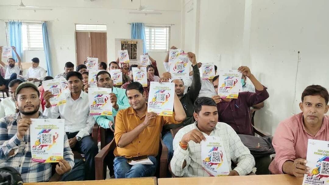 सघन जागरूकता अभियान वर्ष 2026 के अंतर्गत सिविल हॉस्पिटल जौरा के सभाकक्ष में कम्युनिटी हेल्थ ऑफिसर्स (CHO) के लिए एचआईवी/एड्स उन्मुखीकरण एवं जागरूकता कार्यक्रम आयोजित किया गया। कार्यक्रम का उद्देश्य एचआईवी संक्रमण की रोकथाम, समय पर जांच एवं परामर्श के प्रति समुदाय में जागरूकता बढ़ाना तथा स्वास्थ्य कार्यकर्ताओं को आवश्यक जानकारी एवं व्यवहारिक प्रशिक्षण प्रदान करना रहा।
कार्यक्रम के दौरान उपस्थित सभी सीएचओ को ‘सेल्फ रिस्क असेसमेंट’ (स्वयं के जोखिम का आकलन) की प्रक्रिया की जानकारी दी गई। सीएचओ ने अपने मोबाइल फोन से क्यूआर कोड स्कैन कर स्वयं जोखिम आकलन की प्रक्रिया को समझा एवं उसका अभ्यास किया।
कार्यक्रम के अनुसार अब सभी सीएचओ अपने-अपने आयुष्मान आरोग्य मंदिरों में क्यूआर कोड प्रदर्शित करेंगे। इससे उपचार एवं स्वास्थ्य सेवाओं के लिए आने वाले नागरिक क्यूआर कोड स्कैन कर स्वयं अपने एचआईवी जोखिम का प्रारंभिक आकलन कर सकेंगे। आवश्यकता पाए जाने पर उन्हें समय पर एचआईवी जांच, परामर्श एवं आवश्यक स्वास्थ्य सेवाओं से जोड़ा जा सकेगा।
इस अवसर पर संदीप संगन ने कहा कि एचआईवी/एड्स की रोकथाम के लिए लोगों से सहज एवं खुलकर संवाद करना आवश्यक है। स्वास्थ्यकर्मियों को मरीजों की शंकाओं एवं संभावित जोखिम संबंधी जानकारी को संवेदनशीलता के साथ समझते हुए उन्हें सही जानकारी और उचित मार्गदर्शन उपलब्ध कराना चाहिए। उन्होंने कहा कि एचआईवी संक्रमण के जोखिम को गंभीरता से लेते हुए सुरक्षित व्यवहार अपनाना तथा आवश्यकता होने पर समय पर एचआईवी जांच कराना अत्यंत महत्वपूर्ण है।
उन्होंने बताया कि एचआईवी/एड्स से संबंधित किसी भी प्रकार की शंका या जानकारी के लिए नागरिक राष्ट्रीय टोल-फ्री हेल्पलाइन नंबर 1097 पर संपर्क कर सकते हैं। इसके अलावा सिविल हॉस्पिटल जौरा स्थित आईसीटीसी केंद्र पर पहुंचकर भी एचआईवी से संबंधित जांच, परामर्श एवं आवश्यक जानकारी प्राप्त की जा सकती है।
कार्यक्रम के माध्यम से सीएचओ को समुदाय के बीच एचआईवी/एड्स के प्रति जागरूकता बढ़ाने, जोखिम वाले व्यक्तियों को समय पर जांच एवं परामर्श से जोड़ने तथा संक्रमण की रोकथाम के लिए प्रभावी स्वास्थ्य सेवाएं सुनिश्चित करने की दिशा में सक्रिय भूमिका निभाने के लिए प्रेरित किया गया।
