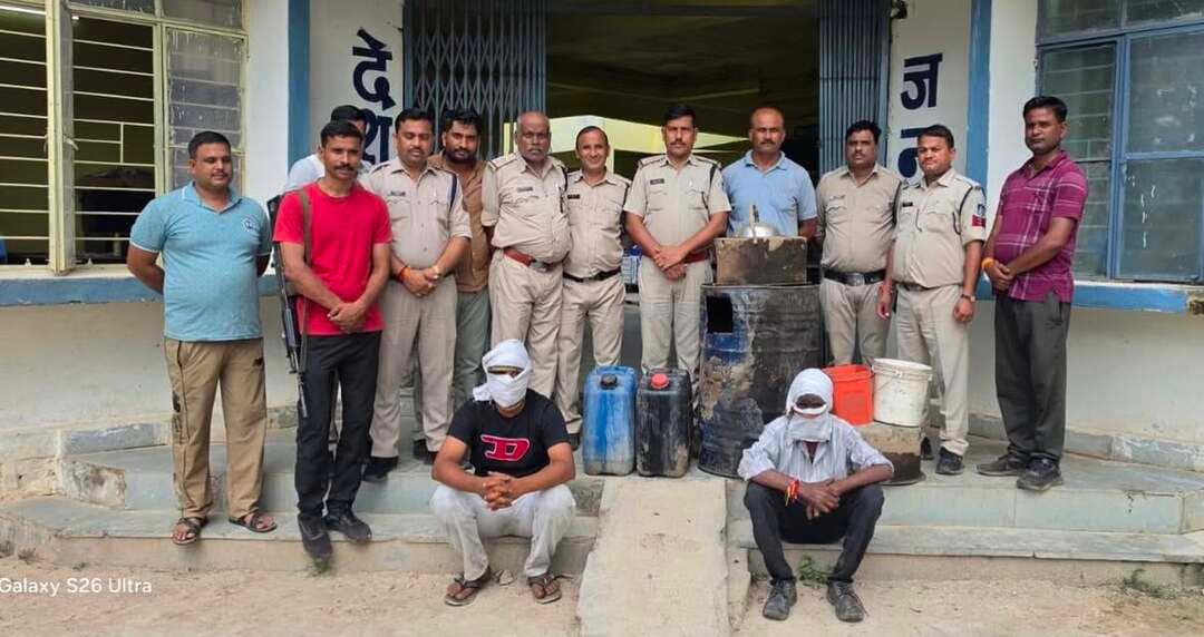 मुरैना में अवैध शराब के खिलाफ पुलिस की बड़ी कार्रवाई, 217 आरोपी गिरफ्तार
मुरैना। पुलिस अधीक्षक धर्मराज मीना के निर्देशन में जिलेभर में अवैध शराब के निर्माण, परिवहन और बिक्री के खिलाफ विशेष अभियान चलाया जा रहा है। 6 सितंबर से 21 सितंबर तक 16 दिनों में पुलिस ने 214 प्रकरण दर्ज कर 217 आरोपियों के खिलाफ कार्रवाई की।
अभियान के दौरान पुलिस ने 1778 लीटर देशी और 213 लीटर अंग्रेजी, कुल 1991 लीटर अवैध शराब जब्त की। इसकी कीमत करीब 9 लाख 78 हजार 700 रुपए बताई गई है। इसके साथ ही शराब तस्करी में इस्तेमाल किए जा रहे 3 वाहन भी जब्त किए गए, जिनकी कीमत करीब 5 लाख रुपए है। पुलिस ने कुल 14 लाख 78 हजार 700 रुपए से अधिक का मशरूका जब्त किया है।
इसके अलावा अवैध शराब के मामलों में पहले से लिप्त 65 आदतन अपराधियों के खिलाफ प्रतिबंधात्मक कार्रवाई भी की गई। पुलिस का कहना है कि अवैध शराब के कारोबार पर रोक लगाने के लिए अभियान लगातार जारी रहेगा। पुलिस ने आमजन से अपील की है कि कहीं भी अवैध शराब का निर्माण, बिक्री, भंडारण या परिवहन होने की जानकारी मिले तो तत्काल पुलिस को सूचना दें।
#morena #मुरैना