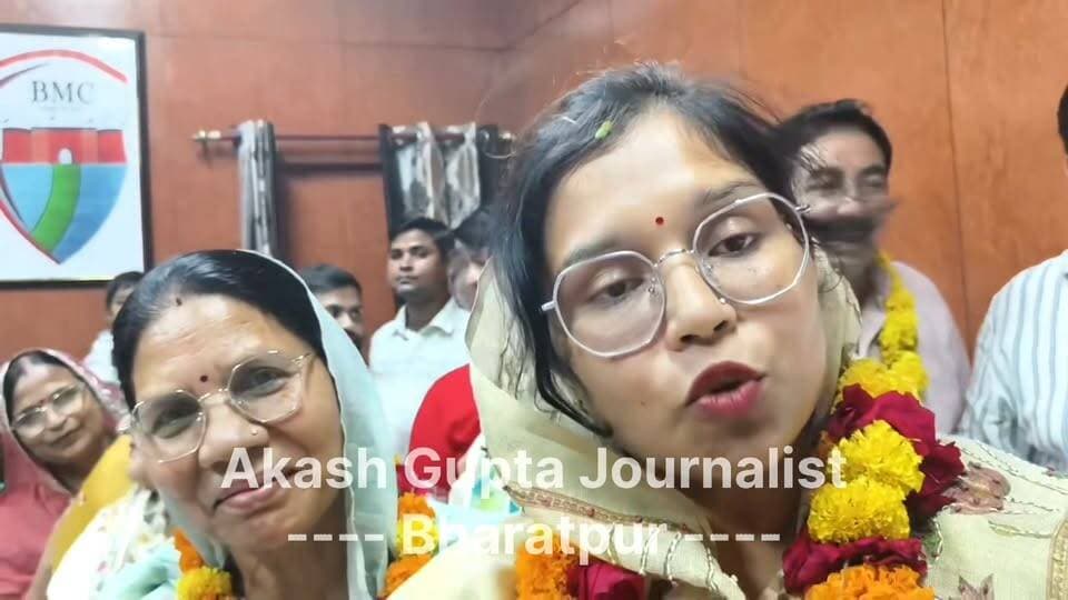 #अंबिका_बनी_डिप्टी_मेयर..
भरतपुर। नगर निगम के डिप्टी मेयर चुनाव में बीजेपी की अंबिका सैनी ने शानदार जीत दर्ज की है। वार्ड नंबर 2 से पार्षद चुनी गईं अंबिका सैनी ने कांग्रेस के गजेंद्र सैनी को 34 वोटों के अंतर से पराजित किया। वहीं, कांग्रेस के मात्र 7 पार्षद जीतने के बावजूद प्रत्याशी को 15 वोट मिले, लेकिन बीजेपी से निर्दलीय और पार्टी प्रत्याशी के रूप में पर्चा भरने वाली अंबिका सैनी बाजी मारने में सफल रहीं। विश्व हिंदू परिषद के जिलाध्यक्ष विष्णु सैनी की पत्नी अंबिका सैनी का नाम इससे पहले मेयर पद के लिए भी चर्चा में रहा था।