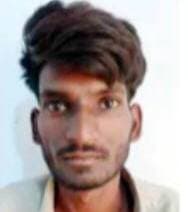 चारपाई पर सो रहे पति-पत्नी को डंपर से कुचलने वाला आरोपी गिरफ्तार,
लेकिन धरना अभी भी जारी
बीकानेर। बीकानेर जिले की गजनेर थाना पुलिस ने डम्फर से कुचलकर एक व्यक्ति की हत्या और उसकी पत्नी व बेटे की हत्या के प्रयास के मामले का महज 24 घंटे में पर्दाफाश करते हुए मुख्य आरोपी को गिरफ्तार कर लिया है। पुलिस ने वारदात में उपयोग लिया गया डम्फर भी जब्त कर लिया है। आरोपी घटना के बाद लगातार अपनी लोकेशन बदलकर पुलिस से बचने की कोशिश कर रहा था, लेकिन पुलिस टीम ने तकनीकी साक्ष्यों, मुखबिरों की सूचना और कई सीसीटीवी कैमरों की फुटेज के आधार पर उसका पीछा कर उसे दबोच लिया।
पुलिस के अनुसार 21 सितम्बर को सूरजड़ा निवासी जेठाराम पुत्र पूनमाराम मेघवाल ने गजनेर थाने में रिपोर्ट दर्ज कराई थी। रिपोर्ट में बताया गया कि 20 सितम्बर की दोपहर करीब दो बजे उसकी 15-16 बकरियां खेत के बाहर चर रही थीं। इस दौरान पड़ोसी गांव डेह निवासी बाबूलाल पुत्र फताराम उर्फ किसनाराम नायक उन्हें रोककर ले जाने लगा। इस पर जेठाराम के पिता पूनमाराम तथा खेत मालिक सुरेन्द्र कुमार ने उसे टोका तो आरोपी ने जान से मारने की धमकी दी और मौके से भाग गया। जल्दबाजी में उसका मोबाइल फोन वहीं गिर गया था।
इसी रंजिश को लेकर अगले दिन 21 सितम्बर की सुबह करीब पांच बजे आरोपी डम्फर लेकर खेत रोही शरह किशनायत स्थित ढाणी में पहुंच गया। आरोप है कि उसने जान से मारने की नीयत से चारपाई पर सो रहे पूनमाराम और उनकी पत्नी पूनम देवी के ऊपर डम्फर चढ़ा दिया। हादसे में पूनमाराम की मौके पर ही मौत हो गई, जबकि पूनम देवी गंभीर रूप से घायल हो गई। उन्हें उपचार के लिए पीबीएम अस्पताल में भर्ती कराया गया, जहां उनका इलाज जारी है। पुलिस के अनुसार आरोपी वारदात के बाद भी नहीं रुका। उसने ढाणी के बाहर खड़ी मोटरसाइकिल को टक्कर मार दी। मोटरसाइकिल डम्फर के चेसिस में फंस गई और करीब 250 मीटर तक घिसटती चली गई। इसके बाद आरोपी फरार हो गया।
रिपोर्ट में बताया कि जब जेठाराम अपनी घायल मां के उपचार के लिए वाहन की व्यवस्था करने राष्ट्रीय राजमार्ग-11 की ओर गया, तब आरोपी वापस डेह की दिशा से डम्फर लेकर आया और उस पर भी डम्फर चढ़ाने का प्रयास किया। हालांकि जेठाराम समय रहते कूद गया, जिससे उसकी जान बच गई। इस दौरान उसकी मोटरसाइकिल क्षतिग्रस्त हो गई।
परिवादी की रिपोर्ट पर गजनेर थाना पुलिस ने हत्या व हत्या के प्रयास सहित विभिन्न धाराओं के तहत मामला दर्ज कर जांच शुरू की गई।
घटना की गंभीरता को देखते हुए पुलिस के उच्चाधिकारियों के निर्देशन में थानाधिकारी ओमप्रकाश सुथार के नेतृत्व में विशेष टीम का गठन किया गया। पुलिस ने घटनास्थल को सुरक्षित कर एफएसएल और एमओबी टीम को बुलाया। घटनास्थल की
वीडियोग्राफी और फोटोग्राफी करवाई गई तथा मौके से वैज्ञानिक साक्ष्य एकत्र किए गए। क्षतिग्रस्त दोनों मोटरसाइकिलों को भी जब्त किया गया। वहीं वारदात में प्रयुक्त डम्फर को भी कब्जे में लेकर एफएसएल और एमओबी टीम ने उससे आवश्यक साक्ष्य जुटाए। पुलिस के अनुसार घटना के बाद आरोपी लगातार अपने ठिकाने बदल रहा था, ताकि गिरफ्तारी से बच सके। पुलिस टीम ने तकनीकी विश्लेषण, मुखबिर तंत्र और सैकड़ों सीसीटीवी कैमरों की फुटेज खंगालते हुए आरोपी का लगातार पीछा किया और वारदात के मात्र 24 घंटे के अंदर डेह निवासी बाबूलाल पुत्र फताराम उर्फ किसनाराम नायक (27) को गिरफ्तार कर लिया।
फिलहाल आरोपी से घटना के संबंध में गहन पूछताछ की जा रही है। पुलिस का कहना है कि पूछताछ के बाद उसे न्यायालय में पेश कर अग्रिम कार्रवाई की जाएगी। गिरफ्तारी की कार्रवाई में थानाधिकारी ओमप्रकाश सुथार, उपनिरीक्षक रविन्द्र कुमार, कांस्टेबल कालूराम, जोगाराम तथा चालक कांस्टेबल वीरेन्द्र सिंह की विशेष भूमिका रही।
*धरना अभी भी जारी*
इस प्रकरण में पीडिता परिवार के साथ बड़ी संख्या में ग्रामीण विभिन्न मांगों को लेकर धरने पर बैठे हैं। जिनकी मांग है कि पीडित परिवार को एक करोड़ रुपए का मुआवजा दिया जाए, एक सदस्या को नौकरी, घायल मृतक की पत्नी के ईलाज में लगने वाला पूरा खर्च तथा केस को फास्ट ट्रेक के तहत चलाकर आरोपी को कठोर सजा दिलाई जाए। धरने पर मंगलवार को पूर्व मंत्री भंवर सिंह भाटी सहित सैकड़ों मौजूद रहे। पुलिस प्रशासन के साथ वार्ता हुई, लेकिन वार्ता में बेनतीजा रही।
वहीं, सोमवार को इसी प्रकरण में पूर्व मंत्री गोविंदराम मेघवाल भी धरने पर बैठे थे, जिन्होंने प्रशासन के सामने पीडित परिवार की मांगे रखी थी।