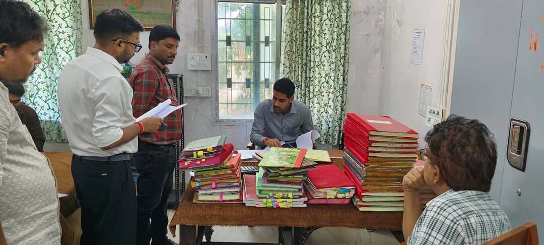 किशनगंज जिला मुख्यालय में आज दिनांक 22 सितंबर 2026 को जिला पदाधिकारी नवीन कुमार द्वारा जिला नजारत शाखा कार्यालय का औचक निरीक्षण किया गया ।
निरीक्षण के क्रम में जिला पदाधिकारी द्वारा कार्यालय में संधारित की जा रही संचिकाओं, पंजीयों एवं अभिलेखों की स्थिति की विस्तृत समीक्षा के क्रम में सभी संचिकाओं एवं अभिलेखों का नियमानुसार संधारण एवं अद्यतन रखने हेतु निर्देश दिए।
साथ ही पत्राचार की स्थिति, आगत-निर्गत पंजी, अनुक्रमणी पंजी, तामिला पंजी, अभिश्रव पंजी, गार्ड फाइल एवं अन्य संबंधित पंजियों के संधारण हेतु आवश्यक दिशा निर्देश दिए ।
जिला पदाधिकारी ने कैश बुक को नियमित रूप से अद्यतन रखने, नाजीर रसीद एवं रोकड़ पंजी का समुचित संधारण करने तथा बैंक चेक रजिस्टर एवं अग्रिम पंजी को अद्यतन रखने का निर्देश दिया।
उन्होंने लंबित अग्रिम राशि का नियमानुसार शीघ्र समायोजन सुनिश्चित करने हेतु आवश्यक दिशा निर्देश दिए ।
निरीक्षण के दौरान विपत्र पंजी, आवंटन पंजी, एसी/डीसी बिल तथा न्यायालय वाद संबंधित अभिलेखों की जांच के क्रम में जिला पदाधिकारी महोदय ने लंबित विपत्रों का नियमानुसार शीघ्र भुगतान की कार्रवाई करने हेतु आवश्यक दिशा निर्देश दिए ।
कर्मचारियों की कर्म पुस्तिका, अवकाश पंजी, भंडार पंजी, उपस्थिति पंजी एवं बायोमेट्रिक उपस्थिति की भी उन्होंने जाँच की ।
सभी पंजियों को नियमित रूप से अद्यतन रखने तथा कार्यालयीय अभिलेखों को सुव्यवस्थित ढंग से सुरक्षित रखने हेतु उन्होंने आवश्यक दिशा निर्देश दिए ।
जिला पदाधिकारी ने निर्देशित किया कि अनावश्यक एवं अक्रियाशील बैंक खातों को अविलंब बंद कराने की कार्रवाई की जाए। साथ ही प्रत्येक माह बैंक खातों एवं रोकड़ बही का मिलान एवं अद्यतन करना सुनिश्चित करेंगे।
उन्होंने अक्रियाशील एवं पुरानी संचिकाओं को सक्रिय संचिकाओं से अलग कर सुरक्षित एवं व्यवस्थित स्थल पर रखने का निर्देश दिया, ताकि आवश्यकतानुसार अभिलेखों को आसानी से प्राप्त किया जा सके।
उन्होंने कहा कि कार्यालय में अभिलेखों एवं पंजियों का संधारण निर्धारित प्रक्रिया के अनुरूप करते हुए नियमित पर्यवेक्षण सुनिश्चित करेंगे ।
निरीक्षण के दौरान वरीय पदाधिकारी अपर समाहर्ता, विभागीय जाँच को जिला नजारत शाखा के कार्यों एवं अभिलेखों का नियमित पर्यवेक्षण एवं जाँच सुनिश्चित करने का निर्देश दिया गया। साथ ही एनडीसी/ द्वारा भी समय-समय पर शाखा के कार्यों की समीक्षा एवं जाँच करने हेतु निर्देशित किया गया।
जिला पदाधिकारी ने संबंधित पदाधिकारियों, कर्मियों को सख्त निर्देश देते हुए कहा कि नजारत शाखा कार्यालीय कार्यों में पारदर्शिता एवं वित्तीय अनुशासन बनाए रखने तथा सभी पंजियों एवं अभिलेखों को नियमानुसार हर हाल में अद्यतन रखना सुनिश्चित करेंगे।
इस अवसर पर अपर समाहर्ता विभागीय जांच, वरीय उपसमाहर्ता जिला नजारत शाखा , सहित संबंधित कर्मी गण उपस्थित थे । #viralreels #viralreelschallenge #viralchallenge #viralpost #videogames #vacaciones #2026Goals #newyork