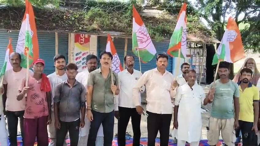 जमुई की घटना के विरोध में फारबिसगंज प्रखंड कांग्रेस का धरना-प्रदर्शन
फारबिसगंज। जमुई जिला के नगर थाना क्षेत्र अंतर्गत मड़वा पहाड़/राजपुरा इलाके में 19 सितंबर की शाम हुई कथित घटना के विरोध में फारबिसगंज प्रखंड कांग्रेस कमेटी की ओर से धरना-प्रदर्शन किया गया। इस दौरान कांग्रेस नेताओं एवं कार्यकर्ताओं ने घटना की निंदा करते हुए दोषियों के खिलाफ त्वरित एवं निष्पक्ष कार्रवाई तथा पीड़ित परिवार को न्याय दिलाने की मांग की।
प्रखंड कांग्रेस अध्यक्ष गुलाब चंद ऋषि देव ने कहा कि सरकार कानून-व्यवस्था और महिला सुरक्षा को लेकर बड़े-बड़े दावे करती है, लेकिन जमीन पर ऐसी घटनाएं व्यवस्था पर गंभीर सवाल खड़े करती हैं। उन्होंने प्रशासन से पीड़ित परिवार को सुरक्षा और न्याय सुनिश्चित करने तथा मामले में निष्पक्ष जांच कर दोषियों पर कड़ी कार्रवाई की मांग की।
फारबिसगंज विधानसभा मीडिया प्रभारी अमन रजा ने कहा कि ऐसी घटनाओं से आम लोगों में असुरक्षा की भावना पैदा होती है। सरकार और प्रशासन को केवल बयान या कार्रवाई की घोषणा तक सीमित नहीं रहना चाहिए, बल्कि दोषियों के खिलाफ कानून के तहत सख्त कार्रवाई और पीड़ित परिवार को न्याय सुनिश्चित करना चाहिए।
धरना-प्रदर्शन में प्रखंड अध्यक्ष गुलाब चंद ऋषि देव, फारबिसगंज विधानसभा मीडिया प्रभारी अमन रजा, सेवादल प्रखंड अध्यक्ष साकिब राजा, पंचायत अध्यक्ष जफिल, मंडल अध्यक्ष सदाब अंसारी, प्रखंड सचिव दिलनवाज, मो. बरकत अली, असलम शेफ, जाकिर हुसैन, मितन ऋषिदेव, गयान्द ऋषिदेव, डोमि ऋषिदेव, नसीम, साहिद आलम, दिलसाद, पप्पू शर्मा, जितेन्द्र मंडल, बासो मंडल, प्रदीप दास, चंदेसवर मंडल, जाबुल मस्तान एवं दुर्गा ठाकुर सहित बड़ी संख्या में कांग्रेस कार्यकर्ता मौजूद रहे।