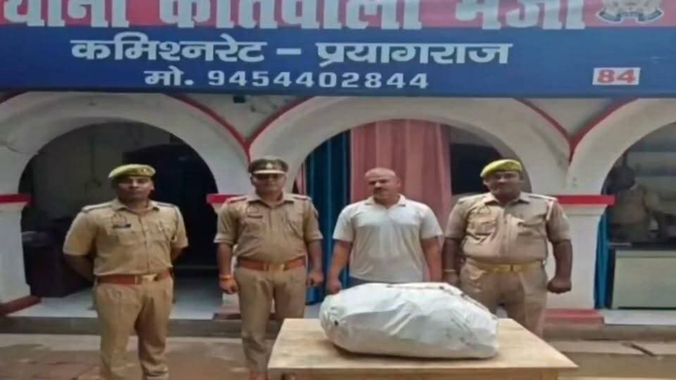 मेजा पुलिस को बड़ी सफलता - 8 किलो गांजे के साथ तस्कर गिरफ्तार
मेजा, प्रयागराज। थाना मेजा पुलिस ने ऑपरेशन संजीवनी के तहत अवैध गांजा तस्करी करने वाले एक अभियुक्त को गिरफ्तार किया है।
पुलिस ने मुखबिर की सूचना पर 21 सितंबर को मदरामुकुन्दपुर घाट के पास बाबा अम्बेडकर बाग से मोनू शुक्ला पुत्र श्याम सुंदर निवासी बिसहिजन खुर्द को 8 किलो अवैध गांजे के साथ पकड़ा।
पूछताछ में अभियुक्त ने बताया कि वह गांजा बेचकर अपने शौक पूरे करता है और मेजा रोड में बेचने जा रहा था।
पुलिस ने थाना मेजा पर मु.अ.सं. 486/2026 धारा 8/20 NDPS एक्ट के तहत मुकदमा दर्ज कर कार्रवाई शुरू कर दी है। अभियुक्त पर पहले से 5 मुकदमे दर्ज हैं।
#prayagrajpolice