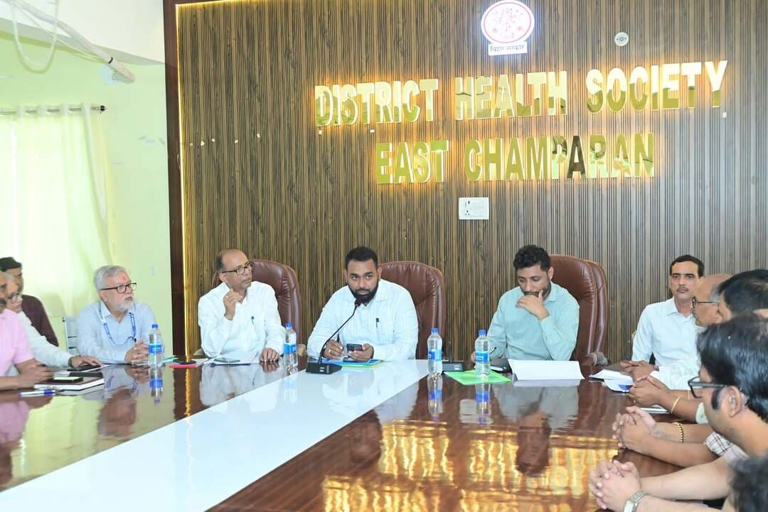 - परिवार नियोजन सेवाओं को सुदृढ़ करने के लिए FDS प्लान तैयार कर लक्ष्य निर्धारित करें: जिलाधिकारी
- जिला स्तरीय परिवार नियोजन समन्वय एवं मासिक स्वास्थ्य समीक्षा बैठक आयोजित
मोतिहारी, 22 सितम्बर 2026
जिलाधिकारी श्री सौरभ सुमन यादव की अध्यक्षता में सदर अस्पताल, मोतिहारी स्थित आरोग्य भवन सह पंडित दीनदयाल उपाध्याय सभागार में जिला स्तरीय परिवार नियोजन समन्वय बैठक एवं स्वास्थ्य विभाग की मासिक समीक्षा बैठक आयोजित की गई। बैठक में जिले में संचालित विभिन्न स्वास्थ्य कार्यक्रमों एवं सेवाओं की विस्तृत समीक्षा की गई।
जिलाधिकारी ने स्वास्थ्य विभाग द्वारा संचालित सभी कार्यक्रमों के लिए आगामी तीन माह का माइक्रो प्लान तैयार कर स्पष्ट लक्ष्य निर्धारित करने का निर्देश दिया। उन्होंने कहा कि स्वास्थ्य संस्थानों में आने वाले प्रत्येक लाभार्थी को बेहतर एवं सुगम स्वास्थ्य सुविधा उपलब्ध कराना सुनिश्चित किया जाए। सरकार द्वारा स्वास्थ्य सेवाओं के लिए आवश्यक संसाधन एवं सुविधाएं उपलब्ध कराई गई हैं, इसलिए सभी संबंधित पदाधिकारी एवं कर्मी बेहतर समन्वय के साथ कार्य करें।
परिवार नियोजन ऑपरेशन सेवा शुरू करने का निर्देश
बैठक के दौरान परिवार नियोजन सेवाओं की समीक्षा करते हुए जिलाधिकारी ने सभी उपाधीक्षकों एवं प्रभारी चिकित्सा पदाधिकारियों को निर्देश दिया कि नामित सर्जन, स्त्री रोग विशेषज्ञ एवं प्रशिक्षित चिकित्सा पदाधिकारियों के साथ समन्वय स्थापित करते हुए सभी संबंधित स्वास्थ्य केंद्रों पर परिवार नियोजन ऑपरेशन सेवा शीघ्र शुरू कराई जाए।
जिलाधिकारी ने कहा कि सभी प्रभारी चिकित्सा पदाधिकारी निश्चित दिवस (Fix Day) पर परिवार नियोजन ऑपरेशन सेवा की उपलब्धता सुनिश्चित करें, ताकि इच्छुक लाभार्थियों को सेवा प्राप्त करने में किसी प्रकार की कठिनाई न हो।
उन्होंने परिवार नियोजन के नए गर्भनिरोधक साधन इम्प्लांट के प्रति लाभार्थियों को जागरूक एवं प्रेरित करने का भी निर्देश दिया। उन्होंने कहा कि इच्छुक लाभार्थियों को आवश्यक परामर्श एवं स्क्रीनिंग के बाद सदर अस्पताल, मोतिहारी में इम्प्लांट सेवा के लिए भेजा जाए, जिससे अधिक से अधिक योग्य लाभार्थियों को यह सेवा उपलब्ध कराई जा सके।
स्वास्थ्य सेवाओं के प्रमुख सूचकांकों की समीक्षा
बैठक में ओपीडी, आईपीडी, एएनसी, संस्थागत प्रसव, मातृत्व स्वास्थ्य, परिवार नियोजन एवं आयुष्मान कार्ड सहित विभिन्न स्वास्थ्य सेवाओं की अद्यतन स्थिति की समीक्षा की गई।
सिविल सर्जन डॉ. दिलीप कुमार ने सभी स्वास्थ्य संस्थानों के प्रभारी चिकित्सा पदाधिकारियों एवं उपाधीक्षकों को निर्देश दिया कि प्राप्त ELA के अनुरूप उपलब्धि सुनिश्चित करें। साथ ही, उन्होंने स्वास्थ्य सेवाओं की गुणवत्ता पर विशेष ध्यान देने तथा लाभार्थियों को गुणवत्तापूर्ण एवं समयबद्ध स्वास्थ्य सुविधा उपलब्ध कराने पर जोर दिया।
सिविल सर्जन ने पिपराकोठी एवं तेतरिया के प्रभारी चिकित्सा पदाधिकारियों को निर्देश दिया कि संबंधित सामुदायिक स्वास्थ्य केंद्रों पर इसी माह से संस्थागत प्रसव की सेवा अनिवार्य रूप से शुरू कराई जाए।
बैठक में स्वास्थ्य सेवाओं की नियमित समीक्षा, सेवा उपलब्धता में सुधार, परिवार नियोजन सेवाओं के विस्तार तथा स्वास्थ्य संस्थानों में गुणवत्तापूर्ण सेवाएं सुनिश्चित करने के लिए संबंधित पदाधिकारियों को आवश्यक दिशा-निर्देश दिए गए।
बैठक में राजकृष्णा झा (IAS), सिविल सर्जन डॉ. दिलीप कुमार, जिला कल्याण पदाधिकारी संतोष कुमार पाण्डेय, एसीएमओ डॉ. एस. एन. सत्यार्थी, जिला प्रतिरक्षण पदाधिकारी, जिला कार्यक्रम प्रबंधक ठाकुर विश्वमोहन, जिला कार्यक्रम समन्वयक, जिला अनुश्रवण एवं मूल्यांकन पदाधिकारी, जिला सामुदायिक उत्प्रेरक, PSI India के जिला प्रबंधक अमित कुमार सहित सदर अस्पताल के वरीय चिकित्सा पदाधिकारी, एसडीएच के उपाधीक्षक, पीएचसी/सीएचसी के प्रभारी चिकित्सा पदाधिकारी एवं संबंधित स्वास्थ्य विभाग के अधिकारी एवं सहयोगी कर्मी उपस्थित रहे।
Information & Public Relations Department, Government of Bihar Bihar Health Department