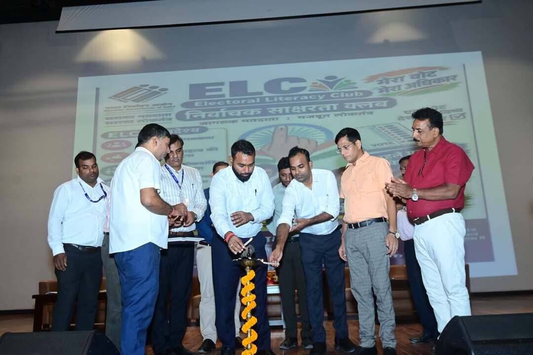 महात्मा गांधी प्रेक्षागृह, मोतिहारी में निर्वाचन साक्षरता क्लब (ELC) के लिए उन्मुखीकरण कार्यशाला आयोजित
मोतिहारी, 22 सितम्बर
आज स्थानीय महात्मा गांधी प्रेक्षा गृह, मोतिहारी में निर्वाचन साक्षरता क्लब (Electoral Literacy Club) के लिए एक दिवसीय उन्मुखीकरण कार्यशाला का आयोजन किया गया। जिसका विधिवत उद्घाटन श्री सौरभ सुमन यादव,जिलाधिकारी, पूर्वी चम्पारण, डॉ प्रदीप कुमार,उप विकास आयुक्त, श्री आशीष कुमार,नगर आयुक्त, मोतिहारी, श्री राम कृष्ण झा, सहायक समाहर्ता, पूर्वी चम्पारण, श्री आशुतोष राय, जिला उप निर्वाचन पदाधिकारी,श्री राजन कुमार गिरि, जिला शिक्षा पदाधिकारी, पूर्वी चम्पारण मोतिहारी द्वारा संयुक्त रूप से दीप प्रज्ज्वलित कर किया गया।
कार्यशाला का उद्देश्य जिले के सभी विद्यालयों, महाविद्यालयों एवं विश्वविद्यालयों में गठित निर्वाचन साक्षरता क्लबों को सक्रिय करना तथा युवाओं एवं भावी मतदाताओं में मतदान के प्रति जागरूकता को सुदृढ़ करना था।
अपने अध्यक्षीय संबोधन में जिलाधिकारी महोदय ने कहा कि लोकतंत्र की मजबूती के लिए मतदाताओं की शत-प्रतिशत भागीदारी आवश्यक है। निर्वाचन साक्षरता क्लब लोकतंत्र की पाठशाला है, जिसके माध्यम से छात्र-छात्राएं न केवल स्वयं जागरूक होंगे बल्कि अपने परिवार और समाज को भी जागरूक करेंगे। उन्होंने जिलांतर्गत सभी सरकारी /निजी उच्च/उच्च माध्यमिक/महाविद्यालय/महात्मा गांधी केंद्रीय विश्वविद्यालय के निर्वाचन साक्षरता क्लब के नोडल शिक्षकों /प्रधानाध्यकों, सभी प्राचार्य को निर्देश दिया कि मतदाता सूची में नाम जोड़ने, क्लब से संबंधित सभी जानकारी के साथ - साथ SIR/ EVM/VVPAT की जानकारी तथा नैतिक मतदान से संबंधित गतिविधियों को नियमित रूप से आयोजित करें।
इस अवसर पर उप निर्वाचन पदाधिकारी, पूर्वी चम्पारण द्वारा SVEEP कार्यक्रम एवं ELC के गठन, कार्य एवं दायित्वों के बारे में विस्तृत प्रस्तुतीकरण दिया गया। उनके द्वारा बताया गया कि 18 वर्ष की आयु पूर्ण करने वाले सभी युवाओं का नाम मतदाता सूची में अनिवार्य रूप से जोड़ा जाना है, जिसके लिए ऑनलाइन एवं ऑफलाइन दोनों माध्यमों से आवेदन किया जा सकता है।
कार्यशाला में जिला शिक्षा पदाधिकारी श्री राजन कुमार गिरि ने कहा कि सभी विद्यालयों, महाविद्यालयों में भारत निर्वाचन आयोग के निर्धारित मानकों के अनुरूप ससमय प्रभावी ढंग से लागू किये जाएंगे।इस कार्यक्रम में सभी प्रखंड शिक्षा पदाधिकारी, विभिन्न महाविद्यालयों के प्रधानाचार्य, ELC के नोडल शिक्षक थे। इस मौके पर जिला कार्यक्रम पदाधिकारी( माध्यमिक), रेयाज अहमद, नागेन्द्र प्रसाद, रमेश कुमार आदि उपस्थित थे। जबकि मंच संचालन कमलेश कुमार सिंह ने किया। कार्यक्रम का समापन धन्यवाद ज्ञापन के साथ हुआ।
Information & Public Relations Department, Government of Bihar Election Commission of India Chief Electoral Officer, Bihar