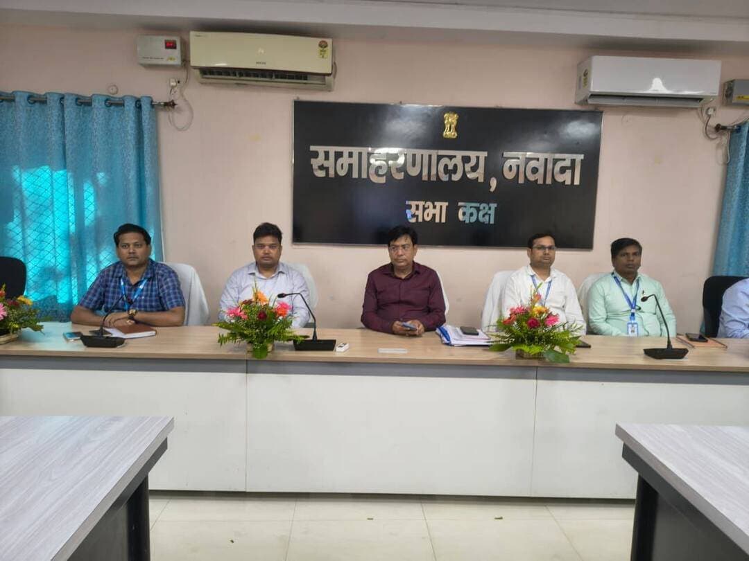 ‘पीएम सूर्य घर : मुफ्त बिजली योजना’ के तहत 25,000 लाभार्थियों को अतिरिक्त राज्य वित्तीय सहायता का किया गया हस्तांतरण।
आज दिनांक 22.09.2026 को माननीय मुख्यमंत्री, बिहार सरकार श्री सम्राट चौधरी द्वारा ‘पीएम सूर्य घर : मुफ्त बिजली योजना’ के अंतर्गत 25,000 चयनित लाभार्थियों के बैंक खातों में अतिरिक्त राज्य वित्तीय सहायता राशि का प्रत्यक्ष लाभ अंतरण (डीबीटी) के माध्यम से हस्तांतरण किया गया।
उक्त कार्यक्रम का सीधा प्रसारण समाहरणालय सभाकक्ष में उप विकास आयुक्त, नवादा श्री शंभु शरण पांडेय की उपस्थिति में किया गया।
कार्यपालक अभियंता, विद्युत प्रमंडल, नवादा द्वारा बताया गया कि ‘पीएम सूर्य घर : मुफ्त बिजली योजना’ के अंतर्गत नवादा जिले में कुल 498 लाभार्थियों को राज्य सरकार द्वारा प्रदान की जा रही अतिरिक्त वित्तीय सहायता का लाभ प्राप्त होगा। योजना के तहत घरों की छतों पर सौर ऊर्जा संयंत्र स्थापित करने से लाभुकों को बिजली बिल में बचत के साथ स्वच्छ एवं नवीकरणीय ऊर्जा के उपयोग को बढ़ावा मिलेगा।
इस अवसर पर गोपनीय शाखा प्रभारी, विद्युत कार्यपालक अभियंता, नवादा एवं रजौली, विद्युत विभाग के अन्य पदाधिकारी एवं कर्मी तथा लाभुक उपस्थित थे।
नवादा से राकेश कुमार चन्दन की रिपोर्ट !