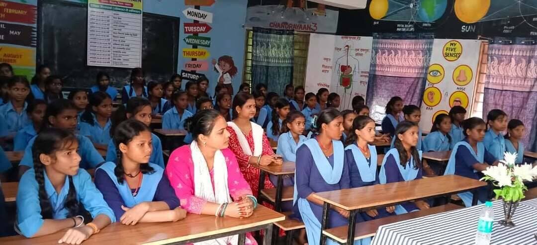 विद्यार्थियों की समस्याओं के समाधान हेतु जिले में आयोजित हुआ विद्यार्थी सहयोग शिविर।
आज दिनांक 22 सितंबर 2026 को सात निश्चय-03 के अंतर्गत ‘सबका सम्मान, जीवन आसान’ के तहत विद्यार्थियों की शैक्षणिक एवं छात्रावास संबंधी समस्याओं तथा सुझावों के प्रभावी समाधान हेतु प्रत्येक माह के चतुर्थ मंगलवार को ‘विद्यार्थी सहयोग शिविर’ का आयोजन किया गया। शिविर में विद्यार्थियों की समस्याओं एवं सुझावों को सुना गया तथा उनके समाधान हेतु आवश्यक कार्रवाई की गई।
शिविर के माध्यम से विद्यार्थियों को सरकार द्वारा संचालित विभिन्न विद्यार्थी हितकारी योजनाओं, छात्रवृत्ति, प्रमाण-पत्र, शैक्षणिक सुविधाओं एवं अन्य आवश्यक सेवाओं की जानकारी उपलब्ध कराई गई। संबंधित पदाधिकारियों एवं संस्थान के प्रधानाचार्य/प्रभारी पदाधिकारियों द्वारा विद्यार्थियों की समस्याओं को गंभीरता एवं संवेदनशीलता से सुनते हुए नियमानुसार एवं समयबद्ध समाधान की दिशा में आवश्यक कार्रवाई की गई।
इसी क्रम में जिले के सभी प्रखंडों के विभिन्न राजकीय एवं अंगीभूत शिक्षण संस्थानों तथा छात्रावासों में विद्यार्थी सहयोग शिविर का आयोजन किया गया। इनमें राजकीय अभियंत्रण महाविद्यालय नवादा, राजकीय पॉलिटेक्निक संस्थान खनवां, केएलएस कॉलेज नवादा, आरएमडब्ल्यू कॉलेज नवादा, टीएस कॉलेज हिसुआ, एसएन सिन्हा कॉलेज वारिसलीगंज, विभिन्न राजकीय डिग्री कॉलेज, अल्पसंख्यक बालक छात्रावास रसूल नगर भदौनी, डॉ. अंबेडकर कल्याण छात्रावास, जननायक कर्पूरी ठाकुर छात्रावास, अन्य पिछड़ा वर्ग कल्याण छात्रावास, कस्तूरबा गांधी बालिका विद्यालय तथा नेताजी सुभाष चंद्र बोस आवासीय छात्रावास शामिल हैं।
इन शिविरों में विद्यार्थियों से शैक्षणिक, छात्रावास एवं विद्यालय/महाविद्यालय से संबंधित समस्याओं, शिकायतों एवं सुझावों को प्राप्त किया गया। साथ ही उपलब्ध शैक्षणिक एवं कल्याणकारी योजनाओं तथा सुविधाओं की जानकारी देते हुए विद्यार्थियों को आवश्यक सहयोग उपलब्ध कराया गया।
विद्यार्थी सहयोग शिविर का उद्देश्य विद्यार्थियों को अपनी समस्याओं के समाधान के लिए उनके शिक्षण संस्थान एवं छात्रावास स्तर पर ही आवश्यक सहयोग उपलब्ध कराना तथा उनकी समस्याओं का समयबद्ध एवं प्रभावी समाधान सुनिश्चित करना है।
नवादा से राकेश कुमार चन्दन की रिपोर्ट !