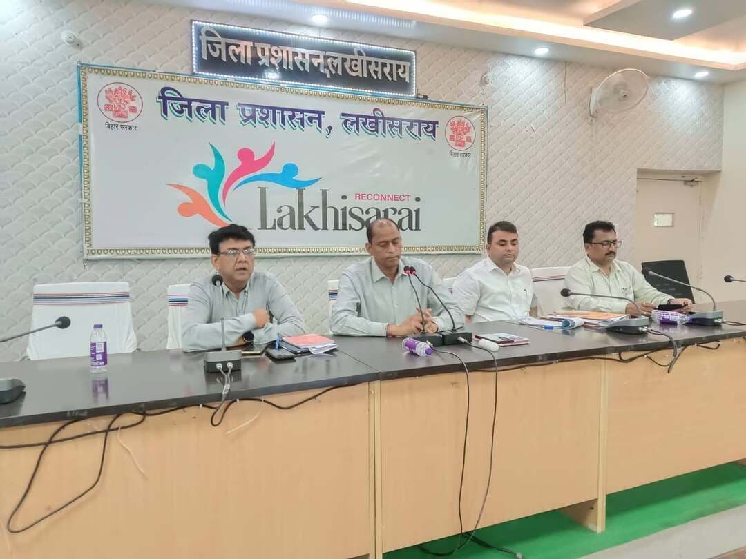 कायाकल्प योजना के प्रभावी क्रियान्वयन को लेकर पदाधिकारियों का प्रशिक्षण
लखीसराय। जिले में कायाकल्प योजना के प्रभावी एवं गुणवत्तापूर्ण क्रियान्वयन को लेकर मंगलवार को समाहरणालय स्थित मंत्रणा कक्ष में प्रखंड विकास पदाधिकारियों एवं संबंधित पदाधिकारियों का प्रशिक्षण कार्यक्रम आयोजित किया गया। कार्यक्रम की अध्यक्षता जिलाधिकारी शैलेंद्र कुमार ने की।
प्रशिक्षण के दौरान योजना के उद्देश्य, कार्यों की प्राथमिकता तय करने, उपलब्ध संसाधनों के समुचित उपयोग तथा योजनाओं की नियमित निगरानी एवं अनुश्रवण से संबंधित जानकारी दी गई। सभी प्रखंडों में निर्धारित कार्यों को समयबद्ध और गुणवत्तापूर्ण तरीके से पूरा करने पर जोर दिया गया।
जिलाधिकारी ने कहा कि कायाकल्प योजना के माध्यम से आधारभूत संरचनाओं एवं सार्वजनिक परिसंपत्तियों में आवश्यक सुधार कर ग्रामीण क्षेत्रों में बेहतर सुविधाएं उपलब्ध कराना है। उन्होंने अधिकारियों को कार्यों की नियमित मॉनिटरिंग करते हुए गुणवत्ता और पारदर्शिता सुनिश्चित करने का निर्देश दिया।उप विकास आयुक्त सुमित कुमार ने प्रखंड स्तर पर बेहतर समन्वय एवं प्रभावी निगरानी की आवश्यकता पर बल दिया। प्रशिक्षण के दौरान योजना से जुड़े तकनीकी एवं प्रशासनिक पहलुओं के साथ संभावित समस्याओं के समाधान पर भी चर्चा की गई।मौके पर निदेशक लेखा प्रशासन एवं स्वनियोजन नीरज कुमार, निदेशक NEP नीरज आनंद सहित संबंधित पदाधिकारी मौजूद रहे।