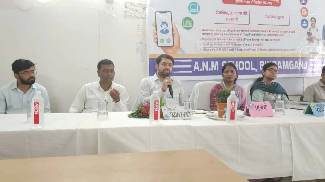 विद्यार्थियों की समस्याओं के त्वरित, पारदर्शी एवं संवेदनशील समाधान तथा जिला प्रशासन एवं विद्यार्थियों के बीच बेहतर संवाद स्थापित करने के उद्देश्य से आज दिनांक 22.09.2026 को जिला प्रशासन, रोहतास द्वारा विभिन्न शैक्षणिक संस्थानों में ‘विद्यार्थी सहयोग’ कार्यक्रम का आयोजन किया गया।
कार्यक्रम के दौरान विद्यार्थियों से सीधे संवाद कर उनकी समस्याओं, सुझावों एवं अपेक्षाओं को सुना गया। छात्रवृत्ति, प्रमाण-पत्र, परीक्षा, प्रशिक्षण, शैक्षणिक संसाधन, सरकारी योजनाओं का लाभ, कौशल विकास सहित विभिन्न विषयों से संबंधित प्राप्त आवेदनों को निर्धारित प्रक्रिया के तहत विद्यार्थी सहयोग पोर्टल पर दर्ज कर संबंधित पदाधिकारियों को आवश्यक कार्रवाई हेतु भेजा गया।
कार्यक्रम के सफल संचालन के लिए संबंधित संस्थानों में पंजीकरण, आवेदन प्राप्ति, सहायता काउंटर, कंप्यूटर एवं इंटरनेट सुविधा सहित आवश्यक व्यवस्थाएं सुनिश्चित की गईं। विद्यार्थियों को विभिन्न छात्रवृत्ति, कल्याणकारी योजनाओं, शैक्षणिक सहायता एवं कौशल विकास से संबंधित योजनाओं की जानकारी भी उपलब्ध कराई गई।
विद्यार्थी सहयोग पोर्टल के नोडल पदाधिकारी श्री हिमांशु शेखर द्वारा कार्यक्रम की तैयारियों, संस्थानों के साथ समन्वय, आवेदन संधारण, पोर्टल पर प्रविष्टि एवं कार्यक्रम के उपरांत अनुश्रवण की प्रक्रिया की निगरानी की जा रही है।
#IPRD
#BiharGovernment
#PublicService
#VidhyarthiSahyogShivir
Information & Public Relations Department, Government of Bihar