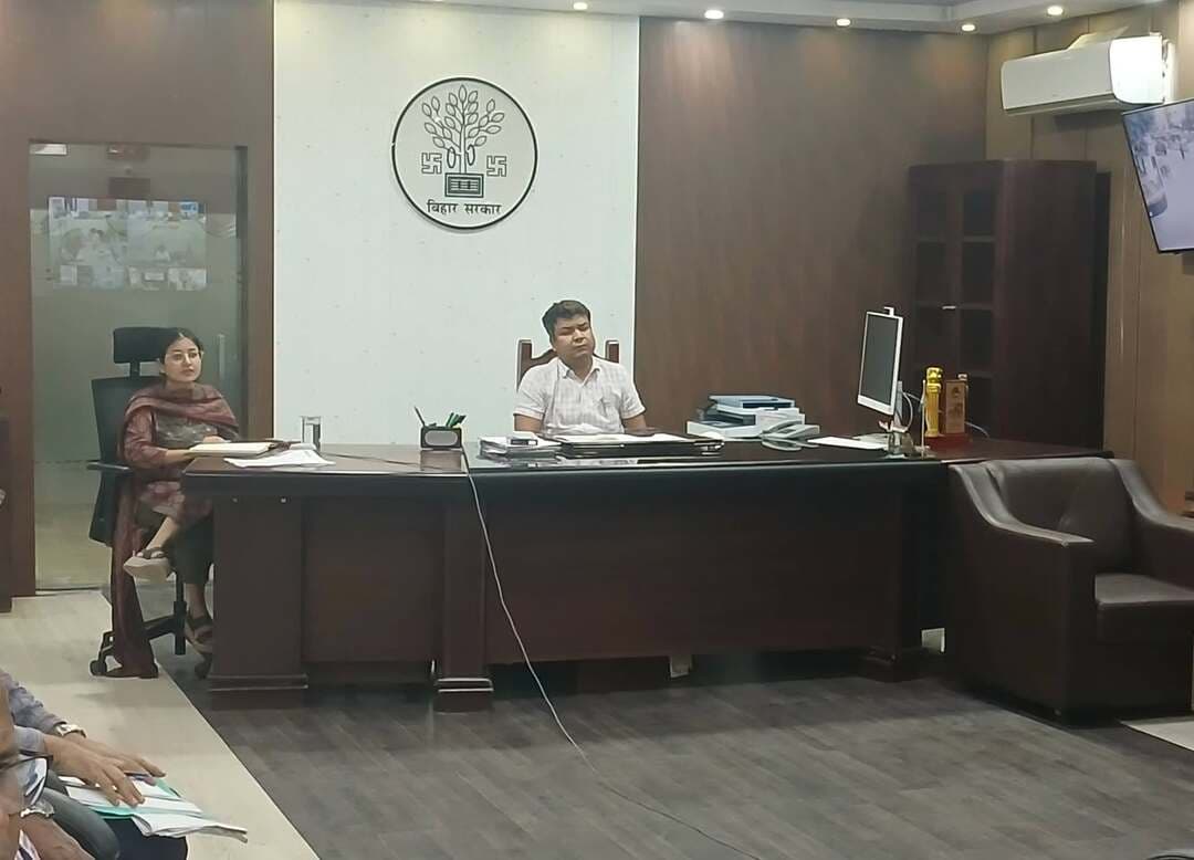 आज दिनांक 22.09.2026 को जिला पदाधिकारी, रोहतास की अध्यक्षता में सेवा संकल्प एवं कायाकल्प अभियान से संबंधित बैठक आयोजित की गई। बैठक में उप विकास आयुक्त, असैनिक शल्य चिकित्सक-सह-मुख्य चिकित्सा पदाधिकारी, जिला पंचायत राज पदाधिकारी, जिला शिक्षा पदाधिकारी, जिला कार्यक्रम पदाधिकारी (ICDS) सहित विभिन्न विभागों के संबंधित जिला स्तरीय पदाधिकारी उपस्थित रहे।
बैठक में निर्देश दिया गया कि सभी संबंधित विभागों के जिला स्तरीय पदाधिकारी अपने-अपने विभाग से संबंधित पूर्व से अवस्थित परिसंपत्तियों के उन्नयन, सुदृढ़ीकरण से संबंधित योजनाओं का विवरण कायाकल्प पोर्टल पर दर्ज कराना सुनिश्चित करेंगे।
बैठक में यह भी स्पष्ट किया गया कि प्रखंड विकास पदाधिकारी द्वारा केवल ग्रामीण विकास विभाग से संबंधित योजनाओं का ही डाटा कायाकल्प पोर्टल पर दर्ज कराया जाएगा। अन्य विभागों से संबंधित योजनाओं का डाटा संबंधित विभाग के जिला स्तरीय पदाधिकारियों द्वारा दर्ज कराया जाएगा। अभियान के प्रभावी क्रियान्वयन हेतु सभी संबंधित विभागों को अपने स्तर से आवश्यक पत्र निर्गत करने का निर्देश दिया गया। ग्रामीण विकास विभाग द्वारा भी इस संबंध में पृथक रूप से आवश्यक पत्र निर्गत किया जाएगा।
ज्ञातव्य है कि जिला स्तरीय बैठक से पूर्व विकास आयुक्त की अध्यक्षता में सेवा संकल्प एवं कायाकल्प अभियान के संबंध में सभी संबंधित विभागों के अपर मुख्य सचिव/प्रधान सचिव/सचिव के साथ बैठक आयोजित की गई थी। उक्त बैठक में जिला स्तर से संबंधित जिला स्तरीय पदाधिकारी वीडियो कॉन्फ्रेंसिंग के माध्यम से जुड़े थे तथा अभियान के प्रभावी क्रियान्वयन के संबंध में आवश्यक दिशा-निर्देश दिए गए थे।
जिला पदाधिकारी द्वारा सभी संबंधित विभागों को निर्देशित किया गया कि अभियान के उद्देश्यों के अनुरूप निर्धारित कार्यों को प्राथमिकता के आधार पर कायाकल्प पोर्टल पर योजनाओं एवं परिसंपत्तियों का विवरण ससमय दर्ज कराना सुनिश्चित करें।
#IPRD
#BiharGovernment
#CMSamrat
#samratchoudhary
#PublicService
Information & Public Relations Department, Government of Bihar