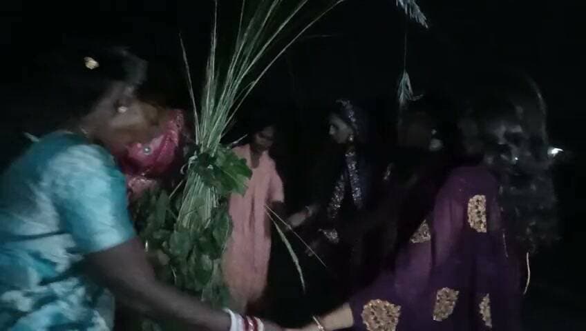 बहनों ने अपने भाई की दीर्घायु उम्र के लिए किया कर्मा एकादशी का व्रत
औरंगाबाद: आज करमा एकादशी के पावन अवसर पर मदनपुर प्रखंड के ग्राम पंचायत खिरियावां के मानवघाट में करमा पर्व बड़े ही हर्षोल्लास और पारंपरिक रीति-रिवाज के साथ मनाया गया। महिलाओं और युवतियों ने रंग-बिरंगी साड़ियों में सज-धज कर करम डाली की पूजा-अर्चना की। मंगलवार को शाम करम डाली के चारों ओर घूम-घूम कर सभी ने पारंपरिक करमा लोक नृत्य किया और लोकगीत गाए।
मौके पर मौजूद महिलाओं ने बताया कि यह पर्व भाई-बहन के अटूट प्रेम, सुख-समृद्धि के लिए मनाया जाता है। इस पर्व को लेकर गांव में काफी उत्साह देखा गया।