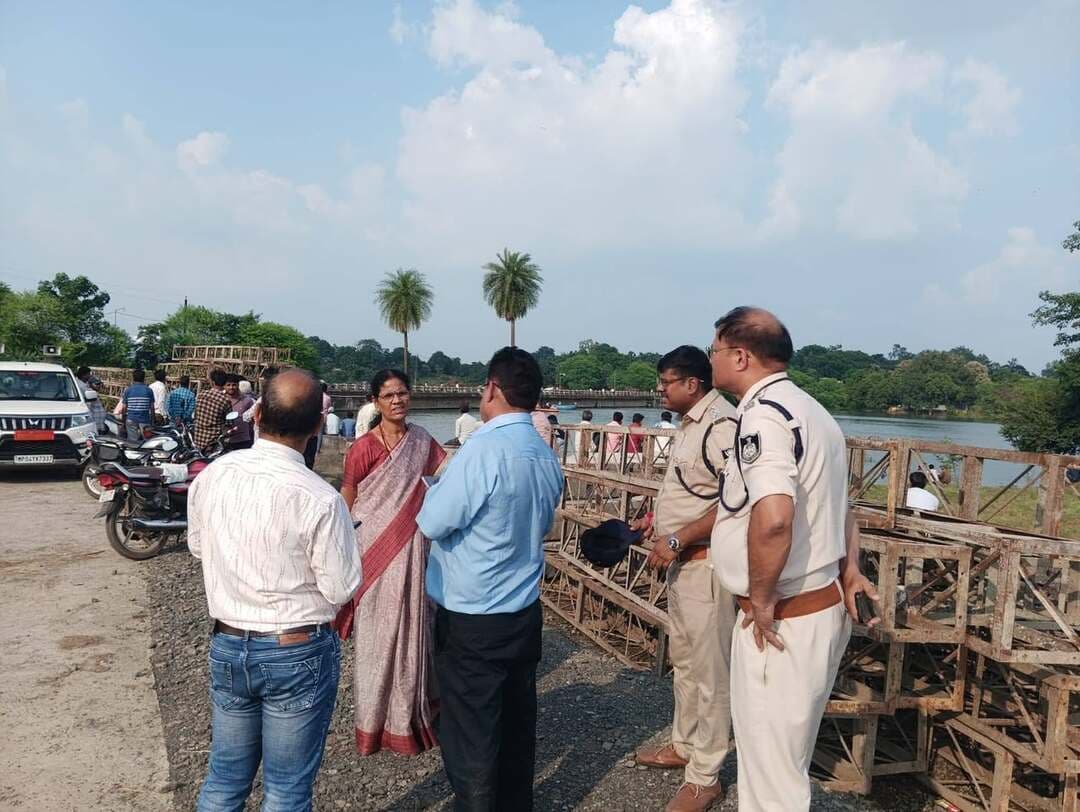 51 घंटे चले रेस्क्यू ऑपरेशन के बाद सापन नदी से युवक का शव बरामद
..
SDERF, होमगार्ड एवं स्थानीय गोताखोरों ने लगातार चलाया सघन सर्चिंग अभियान, आधुनिक उपकरणों से की गई डीप डाइविंग
..
शमशाबाद में सापन नदी एवं संजय सागर डैम के बैक वाटर क्षेत्र में युवक के नदी में कूदने की सूचना के बाद लगभग 51 घंटे तक लगातार चलाए गए रेस्क्यू एवं सर्चिंग ऑपरेशन के बाद आज SDERF टीम ने युवक का शव बरामद कर लिया। बरामद शव को आवश्यक कार्रवाई के लिए पुलिस के सुपुर्द कर दिया गया है। शमशाबाद क्षेत्र में 20 सितंबर को 28 वर्षीय युवक गिरधर अहिरवार के सापन नदी, संजय सागर डैम के बैक वाटर क्षेत्र में नदी में कूदने की सूचना प्राप्त हुई थी। सूचना मिलते ही जिला मुख्यालय विदिशा से SDERF एवं होमगार्ड की रेस्क्यू टीम को तत्काल मौके पर भेजा गया। टीम ने स्थानीय गोताखोरों के सहयोग से नदी एवं बैक वाटर क्षेत्र में सघन सर्चिंग अभियान प्रारंभ किया। युवक की तलाश नहीं होने पर 21 सितंबर को जिला मुख्यालय विदिशा से एक अतिरिक्त SDERF टीम को भी मौके पर भेजा गया। दोनों टीमों ने स्थानीय गोताखोरों के साथ मिलकर लगातार नदी और बैक वाटर क्षेत्र में सर्चिंग की। इसके बावजूद युवक का पता नहीं चलने पर भोपाल से SDERF की विशेष टीम को डीप डाइविंग के लिए बुलाया गया था।
आधुनिक रेस्क्यू उपकरणों से की गई सघन सर्चिंग -
भोपाल से पहुंची SDERF की विशेष टीम तथा विदिशा की SDERF-होमगार्ड टीम ने संयुक्त रूप से आधुनिक रेस्क्यू उपकरणों की सहायता से सर्चिंग अभियान चलाया। रेस्क्यू ऑपरेशन में 3 बोट, डीप डाइविंग किट, सोनार सहित अन्य आवश्यक रेस्क्यू उपकरणों का उपयोग किया गया। टीमों ने नदी के विभिन्न हिस्सों एवं बैक वाटर क्षेत्र में लगातार सर्चिंग करते हुए युवक की तलाश जारी रखी। लगातार लगभग 51 घंटे चले रेस्क्यू ऑपरेशन के बाद 22 सितंबर को SDERF टीम द्वारा युवक गिरधर अहिरवार का शव नदी से बरामद कर लिया गया। शव को आवश्यक वैधानिक कार्रवाई के लिए पुलिस के सुपुर्द किया गया।
प्रशासन एवं पुलिस अधिकारियों ने मौके पर रहकर की निगरानी -
रेस्क्यू ऑपरेशन के दौरान प्रशासन एवं पुलिस के अधिकारी मौके पर उपस्थित रहे तथा पूरे अभियान की सतत निगरानी करते हुए संबंधित टीमों के बीच आवश्यक समन्वय सुनिश्चित किया। मौके पर अपर कलेक्टर श्रीमती मीना मसराम, शमशाबाद एसडीएम श्री अजय पाठक, एसडीओपी श्री अमरीश बोहरे, डिस्ट्रिक्ट कमांडेंट होमगार्ड विदिशा श्री मयंक कुमार जैन, कंपनी कमांडर श्री देवी सिंह परते, तहसीलदार शमशाबाद एवं थाना प्रभारी शमशाबाद श्री आशुतोष सिंह सहित संबंधित अधिकारी उपस्थित रहे। लगातार 51 घंटे चले इस रेस्क्यू ऑपरेशन में विदिशा SDERF एवं होमगार्ड की 3 टीमों तथा भोपाल से पहुंची SDERF टीम ने स्थानीय गोताखोरों के साथ समन्वय करते हुए नदी एवं बैक वाटर क्षेत्र में सघन सर्चिंग अभियान चलाया। टीमों के सतत प्रयासों के बाद युवक का शव बरामद किया जा सका है। #Vidisha
