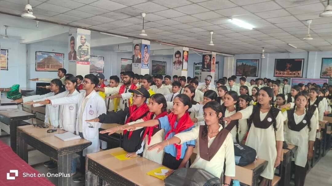 उमंग दिवस पर विद्यार्थियों को स्वास्थ्य एवं स्वच्छता के प्रति किया जागरूक
..
शासकीय उत्कृष्ट विद्यालय विदिशा में मंगलवार को उमंग दिवस के अवसर पर स्वास्थ्य एवं जागरूकता कार्यक्रम आयोजित किया गया। कार्यक्रम का शुभारंभ उमंग एंथम से हुआ। विद्यालय की प्राचार्य द्वारा अतिथियों का स्वागत किया गया तथा प्राचार्य खजान सिंह ने विगत पांच वर्षों से संचालित उमंग कार्यक्रम की जानकारी दी।
कार्यक्रम में मुख्य अतिथि मेडिकल कॉलेज के असिस्टेंट प्रोफेसर डॉ. विवेक चौकसे एवं विशेष अतिथि इंडियन अमेरिकन फाउंडेशन की शोभा तिवारी उपस्थित रहीं। मुख्य वक्ता डॉ. प्राची कुशवाहा ने विद्यार्थियों को मासिक धर्म एवं व्यक्तिगत स्वच्छता संबंधी उपयोगी जानकारी देते हुए इसे प्राकृतिक प्रक्रिया बताया। डॉ. केशव बंसल ने हाथ धुलाई का डेमो प्रस्तुत कर स्वच्छता के महत्व से अवगत कराया। कार्यक्रम में विद्यार्थियों द्वारा ‘मैं हूं राजा’ रोल प्ले प्रस्तुत किया गया। साथ ही उमंग कार्यक्रम पर आधारित क्विज प्रतियोगिता आयोजित की गई, जिसमें सही उत्तर देने वाले विद्यार्थियों को पुरस्कार प्रदान किए गए। प्रत्येक कक्षा से उमंग मैसेंजर भी कार्यक्रम में शामिल हुए।
इस अवसर पर मेडिकल कॉलेज के डॉ. हर्ष साहू, डॉ. कृषिका निमावत, डॉ. जगदीश, डॉ. संध्या तोमर, डॉ. प्रिया तोमर एवं डॉ. श्रुति तोमर सहित अन्य उपस्थित रहे। कार्यक्रम का संचालन अकादमिक प्रभारी एवं राज्यपाल पुरस्कार से सम्मानित विजय श्रीवास्तव ने किया। आभार उमंग कार्यक्रम प्रभारी उमेश ताम्रकार ने व्यक्त किया। आयोजन में विद्यालय के शिक्षक-शिक्षिकाओं का सराहनीय सहयोग रहा। #Vidisha