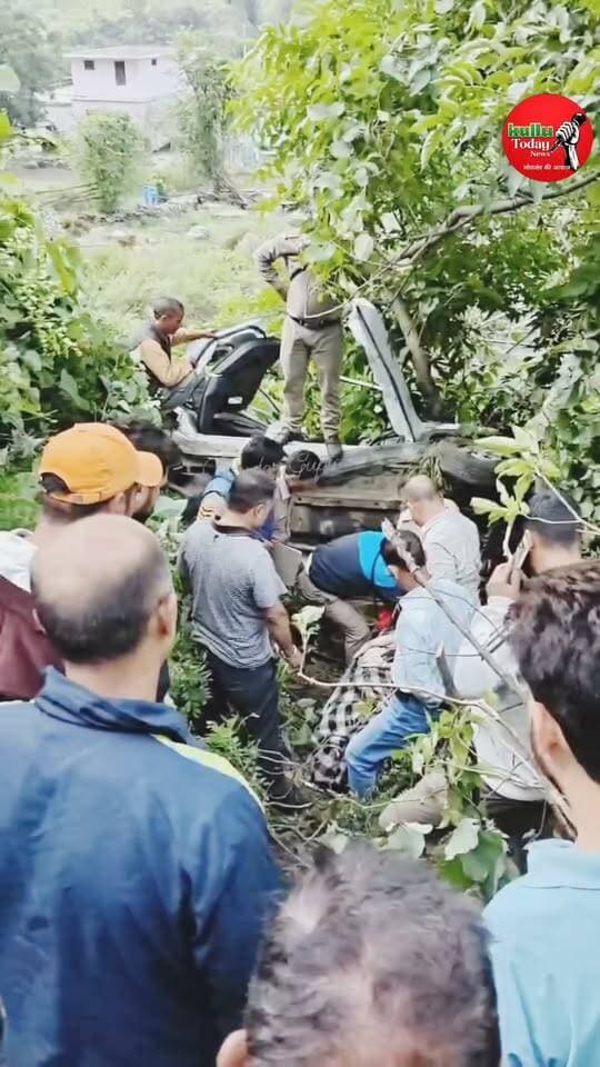 आनी तहसील के अंतर्गत हरिपुर और निमला के बीच हुई दर्दनाक सड़क दुर्घटना, गाड़ी में पांच व्यक्ति स्वार थे जिसमें से चार व्यक्तियों की मौके पर ही दुखद मौत हो गई और एक बूरी तरह से घायल बताया जा रहा है
#kullutodaynews #himachalpradesh #himachalupdate #MediaPower #himachalkiawaaz #KTN #ATM #shimla #kullu #rampur