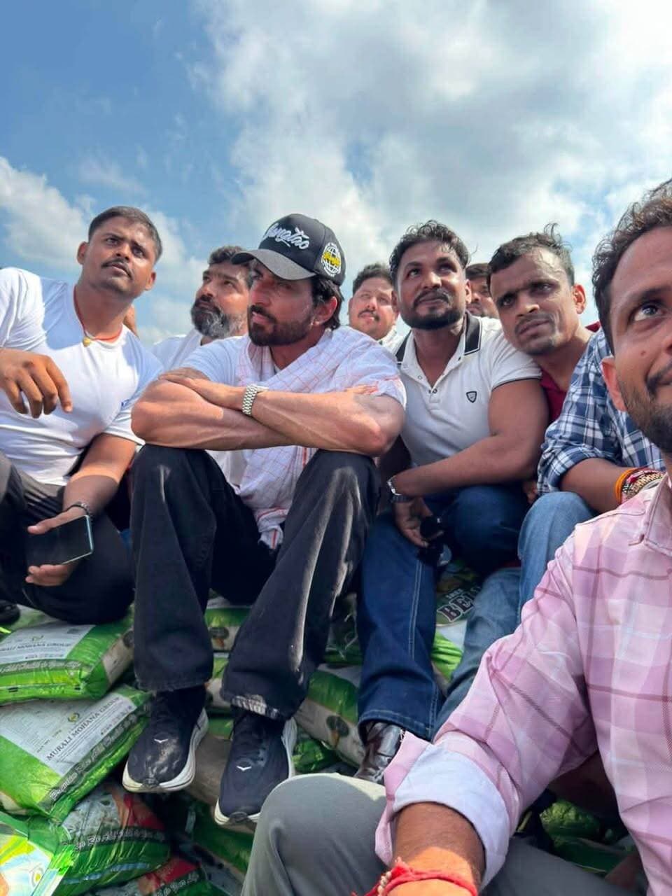 सोनू सूद बिहार के बाढ़ पीड़ितों के बीच बेगूसराय पहुंचे और बाढ़ राहत सामग्री को उनके बीच बांटा।