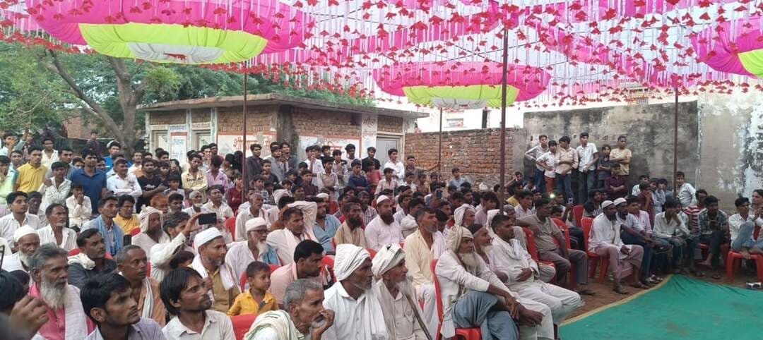 🚨 SP साहब पहुंचे हिंगोटा गांव
डीग जिले के खो थाना क्षेत्र के गांव हिंगोटा में आज एसपी साहब ने सरपंच अब्दुल हई के निवास पर पहुंचकर ग्रामीणों से मुलाकात की।
इस दौरान एसपी साहब ने अपराधियों को अपराध से दूर रहने और कानून व्यवस्था बनाए रखने को लेकर समझाइश की। उन्होंने ग्रामीणों से भी शांति बनाए रखने और पुलिस का सहयोग करने की अपील की।
📍 हिंगोटा | डीग
रिपोर्टर — मुश्ताक अहमद
P4Mewat News
@top fans
