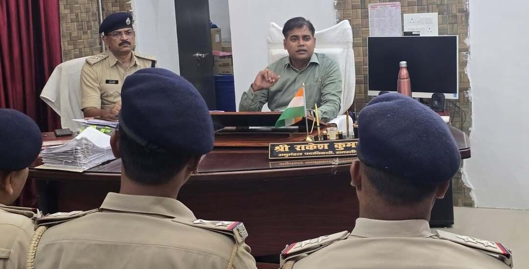 विधि व्यवस्था, भूमि विवाद एवं नीलाम वादों के त्वरित निष्पादन को लेकर अनुमंडल पदाधिकारी की अध्यक्षता में बैठक आयोजित
समस्तीपुर, 22 सितंबर 2026।
अनुमंडल पदाधिकारी श्री राकेश कुमार की अध्यक्षता में आज अनुमंडल कार्यालय प्रकोष्ठ में अनुमंडल क्षेत्र के सभी थानाध्यक्षों के साथ महत्वपूर्ण बैठक आयोजित की गई। बैठक में क्षेत्र में विधि व्यवस्था को सुदृढ़ बनाए रखने, भूमि विवादों का त्वरित एवं प्रभावी निपटारा तथा नीलाम वादों के निष्पादन में तेजी लाने को लेकर विस्तृत समीक्षा की गई।
बैठक के दौरान अनुमंडल पदाधिकारी श्री राकेश कुमार ने सभी थानाध्यक्षों को विधि व्यवस्था के संबंध में आवश्यक दिशा-निर्देश देते हुए कहा कि क्षेत्र में शांति एवं कानून व्यवस्था बनाए रखना सर्वोच्च प्राथमिकता है। विधि व्यवस्था से जुड़े मामलों में किसी भी स्तर पर लापरवाही नहीं बरती जाए तथा संवेदनशील मामलों की नियमित निगरानी सुनिश्चित की जाए।
उन्होंने भूमि विवादों के मामलों में त्वरित कार्रवाई करते हुए संबंधित पक्षों के बीच आवश्यक समन्वय स्थापित करने तथा नियमानुसार कानूनी प्रक्रिया का पालन करते हुए मामलों का शीघ्र निष्पादन सुनिश्चित करने का निर्देश दिया। साथ ही, लंबित मामलों की सूची तैयार कर प्राथमिकता के आधार पर कार्रवाई करने को कहा।
नीलाम वादों की समीक्षा के क्रम में अनुमंडल पदाधिकारी ने नोटिस के समय पर तामिला एवं लंबित नीलाम वादों के समयबद्ध निष्पादन पर विशेष जोर दिया। उन्होंने कहा कि संबंधित पदाधिकारी एवं पुलिस पदाधिकारी आपसी समन्वय के साथ कार्य करें, ताकि मामलों के निष्पादन में गति एवं पारदर्शिता सुनिश्चित हो तथा राजस्व वसूली में भी अपेक्षित प्रगति हो।
बैठक में सभी थानाध्यक्षों ने अपने-अपने थाना क्षेत्रों की विधि व्यवस्था, भूमि विवादों एवं लंबित मामलों से संबंधित स्थिति से अनुमंडल पदाधिकारी को अवगत कराया। अनुमंडल पदाधिकारी ने सभी संबंधित पदाधिकारियों को दिए गए दिशा-निर्देशों का गंभीरता एवं प्राथमिकता के साथ अनुपालन सुनिश्चित करने को कहा।
#जिला_प्रशासन_समस्तीपुर
#समस्तीपुर
#विधि_व्यवस्था
#भूमि_विवाद
#नीलाम_वाद
#प्रशासनिक_बैठक
#सुशासन
#समयबद्ध_निष्पादन
#CMSamrat
#samratchoudhary
#SamratChoudharybihar
CMO Bihar
Information & Public Relations Department, Government of Bihar