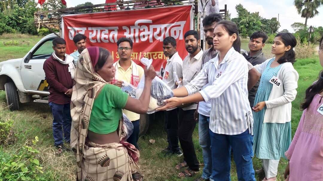 बाढ़ से जूझ रही जनता को सरकार ने बेसहारा छोड़ा : माले
• आरा के बाढ़ पीड़ितों के बीच माले का राहत सामग्री वितरण
• आइसा व आरवाइए की टीम राहत अभियान जारी
• भोजपुर में तीन दिनों तक चलेगा राहत सामग्री वितरण
आरा, 22.9.26
भाकपा-माले व छात्र-युवा संगठन आइसा-आरवाइए की भोजपुर इकाइयों ने आज दूसरे दिन बाढ़ पीड़ितों के बीच राहत सामग्री का वितरण किया. जिले के सर्वाधिक प्रभावित प्रखंडों में से एक आरा के रामापुर सनदिया पंचायत में बाढ़ का संकट झेल रहे ज़रूरतमंद ग्रामीणों के बीच आज राहत टीमें पहुंची और राशन पैकेट का वितरण किया. इन राशन पैकेटों में चावल, दाल, आलू, गुड़, बिस्किट व माचिस शामिल हैं.