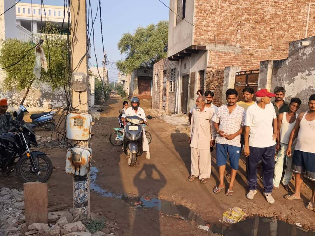 भिवानी के पीपली वाली जोहड़ी रेलवे लाइन पार 500 परिवार नारकीय जीवन जीने को मजबूर, प्रशासन मौन
पेयजल, सीवरेज, पक्की गली नहीं, जलभराव से बुरा हाल, वेटरन संगठन भिवानी ने उठाई समाधान की मांग
वोट के समय हाथ जोड़ते हैं नेता, जीत के बाद नहीं लेते सुध, विधायक और चेयरपर्सन से गुहार हुई बेअसर : सूबेदार मेजर बिरेंद्र सिंह ग्रेवाल बामला
गरीब तबका देश का आधार, फिर भी अनदेखी दुखद, महंगे टैंकर से पानी खरीदने को है मजबूर : सूबेदार बिरेंद्र ग्रेवाल
भिवानी, 22 सितंबर : भिवानी के पीपली वाली जोहड़ी रेलवे लाइन पार इलाके में रह रहे लगभग 500 परिवारों का जीवन बुनियादी सुविधाओं के अभाव में बेहद नारकीय बना हुआ है। क्षेत्र में न तो पीने के पानी की उचित व्यवस्था है, न ही सीवरेज लाइन और गालियां भी अब तक कच्ची हैं। गंदे पानी की निकासी न होने से गलियों में जलभराव की स्थिति बनी रहती है, जिससे स्थानीय नागरिकों को रोजाना भारी परेशानियों का सामना करना पड़ रहा है। नागरिकों की इस गंभीर समस्या को देखते हुए वेटरन संगठन भिवानी आगे आया है। संगठन के प्रधान सूबेदार मेजर बिरेंद्र सिंह ग्रेवाल बामला ने क्षेत्रवासियों के साथ मिलकर प्रशासन के प्रति कड़ा रोष व्यक्त किया।
इस मौके पर सूबेदार मेजर बिरेंद्र सिंह ग्रेवाल ने कहा कि पीपली वाली जोहड़ी रेलवे लाइन पार लगभग 500 घर स्थित हैं, जहां सभी नागरिक अपने मताधिकार का प्रयोग करते हैं। इसके बावजूद यह क्षेत्र पेयजल, सीवरेज और पक्की गलियों जैसी प्राथमिक सुविधाओं से वंचित है। पास की हनुमान कॉलोनी और हनुमान गेट अपूू्रवड हैं और वहां सभी सुविधाएं मौजूद हैं, लेकिन इस क्षेत्र के साथ उपेक्षा की जा रही है। गरीब तबका ही देश और सरकार का आधार होता है, फिर भी इनकी अनदेखी करना अत्यंत दुखद है।
उन्होंने रोष व्यक्त करते हुए कहा कि चुनावों के दौरान जनप्रतिनिधि हाथ जोडक़र वोट मांगने आते हैं और विकास के बड़े-बड़े दावे करते हैं, परंतु चुनाव जीतने के बाद कोई सुध नहीं लेता। विधायक घनश्याम सर्राफ और नगर परिषद चेयरपर्सन से दर्जनों बार गुहार लगाने के बावजूद समस्या का समाधान नहीं हुआ है। बिरेंद्र सिंह ग्रेवाल बामला ने कहा कि यहां पर नालियों और गंदे पानी की समुचित निकासी न होने के कारण बारिश और आम दिनों में भी गलियों में पानी भरा रहता है। पेयजल आपूर्ति न होने के कारण लोगों को महंगे दामों पर पानी के टैंकर मंगवाने पड़ते हैं, जो गरीब परिवारों के लिए अत्यंत कठिन है। उन्होंने कहा कि उनकी सरकार और संबंधित विभाग से हाथ जोडक़र अपील है कि जल्द से जल्द यहां पानी, सीवरेज और पक्की गलियों की सुविधा मुहैया कराई जाए। साथ ही चेतावनी देते हुए कहा कि यदि जल्द ही इस क्षेत्र में मूलभूत समस्याओं का समाधान नहीं हुआ तो वेटरन संगठन भिवानी क्षेत्रवासियों के साथ मिलकर धरना-प्रदर्शन करने से भी गुरेज नहीं करेगा।