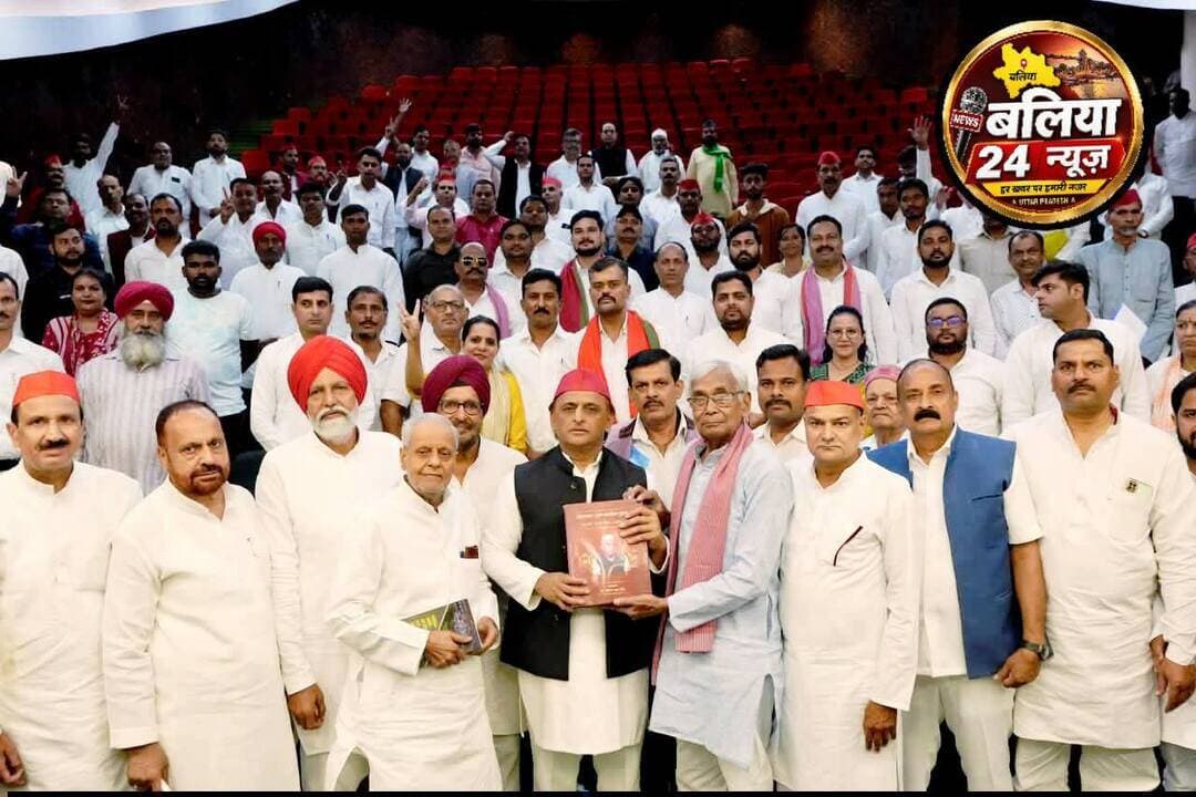 #अखिलेश यादव को #भेंट की गई उत्तराखंड से जुड़ी #पुस्तक, गैरसैंण राजधानी का मुद्दा उठा
#लखनऊ। समाजवादी पार्टी के राज्य मुख्यालय स्थित डॉ. राममनोहर लोहिया सभागार में मंगलवार को उत्तराखंड के समाजवादी नेता एवं राष्ट्रीय सचिव डॉ. सत्य नारायण सचान ने पार्टी के राष्ट्रीय अध्यक्ष एवं पूर्व मुख्यमंत्री अखिलेश यादव को अपनी लिखित पुस्तक ‘कौशिक समिति की रिपोर्ट एवं उत्तराखंड के सवाल’ भेंट की। इस दौरान डॉ. केपी सिंह द्वारा संपादित ‘चौधरी चरण सिंह स्मृति ग्रंथ’ भी अखिलेश यादव को भेंट किया गया।
अखिलेश यादव ने कहा कि उत्तराखंड राज्य के निर्माण की जो नींव नेताजी ने रखी थी, यह पुस्तक उसका दस्तावेज है। उन्होंने कहा कि केंद्र सरकार ने जिन तीन राज्यों का गठन किया था, उनमें उत्तराखंड ऐसा राज्य है जिसकी अपनी स्थायी राजधानी नहीं है। उन्होंने कहा कि समाजवादी पार्टी की सरकार बनने पर सामाजिक न्याय के संघर्ष को तेज किया जाएगा, ताकि वहां के पिछड़े वर्ग के लोगों को न्याय मिल सके।
डॉ. सत्य नारायण सचान ने कहा कि यदि केंद्र सरकार 24 अगस्त 1994 को उत्तर प्रदेश विधानसभा और विधान परिषद द्वारा पारित प्रस्ताव को उत्तराखंड राज्य के गठन के समय स्वीकार कर लेती, तो गैरसैंण राजधानी होती। उनके अनुसार इससे पलायन रोकने और रोजगार सृजन में भी मदद मिलती।
#AkhileshYadav #SamajwadiParty #Uttarakhand #Gairsain #SocialJustice #ChaudharyCharanSingh #SPNews #Lucknow #UPNews