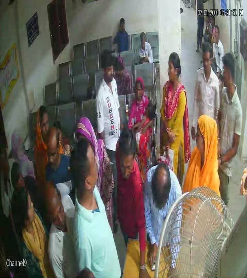 রামপুরহাট আদালতের আইনজীবী তথা রামপুরহাট বার অ্যাসোসিয়েশনের সেক্রেটারি রাহুল আলম গতকাল তাঁর স্ত্রীকে চিকিৎসা করাতে মাদারল্যান্ড নার্সিংহোমে যান। সেখানে চিকিৎসা সংক্রান্ত বিষয়কে কেন্দ্র করে নার্সিংহোম কর্তৃপক্ষের সঙ্গে তাঁর বচসা হয় বলে অভিযোগ।
এই ঘটনার পর নার্সিংহোমের সিসিটিভি ফুটেজ ঘিরে শুরু হয়েছে বিতর্ক।
Birbhum District Birbhum District Administration Bengal Message- বেঙ্গল মেসেজ Birbhum District Police Braking News Ministry of Health and Family Welfare, Government of India Ministry of Health Ministry of Law & Order, Government of Sri Lanka