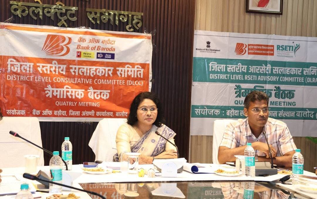 कलेक्टर श्रीमती दिव्या उमेश मिश्रा की अध्यक्षता में आज संयुक्त जिला कार्यालय के सभाकक्ष में त्रैमासिक जिला स्तरीय परामर्शदात्री सलाहकार समिति की बैठक आयोजित की गई।
कलेक्टर ने सेवा संकल्प अभियान के अंतर्गत आयोजित शिविरों के माध्यम से बैंकिंग योजनाओं का व्यापक प्रचार-प्रसार करने तथा अधिक से अधिक पात्र लोगों को योजनाओं से जोड़ने के निर्देश दिए।
#सेवा_संकल्प_अभियान #बैंकिंग
#baloddistrict