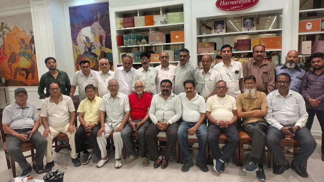 सिरसा ।
श्री ब्राह्मण महासभा जिला सिरसा के उप प्रधान (शहरी) संजय शर्मा नीटू (जन स्वास्थ्य विभाग वाले) का जन्मदिन श्री अग्रवाल मिष्ठान भंडार के सभागार में बड़े हर्षोल्लास एवं प्रसन्नतापूर्वक मनाया गया।
इस अवसर पर श्री ब्राह्मण महासभा जिला सिरसा के प्रधान सुशील शर्मा पेट्रोल पंप वाले, संस्थापक विजय शर्मा लेमन वाले, महासचिव सुधीर सारस्वत, वरिष्ठ सलाहकार इंद्रमोहन शर्मा, कोषाध्यक्ष राजकुमार चोटिया, श्यामलाल शर्मा, वरिष्ठ पत्रकार महेश शर्मा, रोशनलाल वशिष्ठ, हुकमचंद सांखी, हरीश भारद्वाज, वरिष्ठ पत्रकार सुरेश गौतम, सुरेश दडबा, मोहित जोशी, त्रिलोक शर्मा, रामकुमार पारीक, नंदलाल शर्मा, सुलतान शर्मा, मदनलाल शर्मा, राजेश शर्मा, सुनील शर्मा जमाल, देवेंद्र शर्मा, प्रवीण शर्मा उपस्थित रहे। उपस्थितजनों ने जहां संजय शर्मा नीटू को जन्मदिन की शुभकामनाएं दी वहीं समाज के बड़े-बुजुर्गों ने उन्हें शुभाशीष दी।