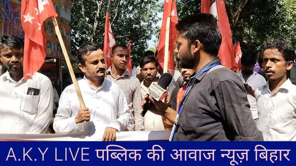 अरवल में भड़का आक्रोश! जमुई घटना के विरोध में मुख्यमंत्री का पुतला दहन, जिला पार्षद शहजाद ने सरकार को घेरा। 🔥कंटेंट:"सरकार के दावे और वादे सिर्फ जुमला हैं!" अरवल में जमुई की शर्मनाक घटना के खिलाफ भाकपा-माले और आइसा (AISA) कार्यकर्ताओं ने सड़कों पर उतरकर राज्यव्यापी विरोध मार्च निकाला। भगत सिंह चौक से ब्लॉक प्रांगण तक नीतीश कुमार की अध्यक्षता में जोरदार प्रदर्शन हुआ, जहां मुख्यमंत्री का पुतला फूंका गया।जिला पार्षद शहजाद ने बिहार और केंद्र सरकार पर तीखा हमला बोलते हुए कहा कि बेटियों की सुरक्षा के बड़े-बड़े दावे पूरी तरह झूठे साबित हो रहे हैं। कार्यकर्ताओं ने मांग की है कि दोषियों पर तुरंत सख्त कार्रवाई हो और पीड़ित परिवार को न्याय व सुरक्षा मिले।प्रदर्शन में शाह साद, रुस्तम कुमार, शाह फराज, सुएब आलम सहित सैकड़ों लोग शामिल रहे।#ArwalNews #BiharPolitics #JusticeForDaughter #CPI_ML #AISA #BiharGovernment #LawAndOrderBihar