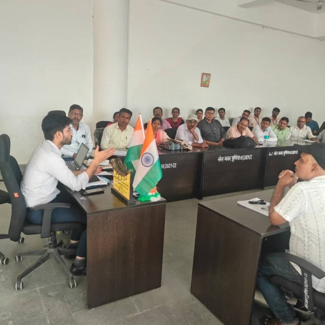 समाहरणालय पूर्णिया,
जनसंपर्क कार्यालय,
प्रेस विज्ञप्ति1452,
दिनांक 22/9/2026,
==================
पूर्णिया में जिला स्तरीय विद्यालय खेल प्रतियोगिता 2026-27 एवं खेल विकास को लेकर महत्वपूर्ण बैठक संपन्न:-
अनुमंडल पदाधिकारी (सदर) श्री विग्नेश टी. ए. (भा.प्र.से.) की अध्यक्षता में मंगलवार को एक महत्वपूर्ण बैठक आयोजित की गई।
इस बैठक में वार्षिक खेल कार्यक्रम के तहत जिला स्तरीय विद्यालय खेल प्रतियोगिता 2026-27 के सफल आयोजन, जिला खेल संघ के सक्रिय संचालन तथा खेल के सर्वांगीण विकास से संबंधित विषयों पर विस्तृत चर्चा हुई।
बैठक में मौजूद सदस्यों ने सदर अनुमंडल पदाधिकारी को जिले में खेल विकास की वर्तमान स्थिति से अवगत कराया। साथ ही, डी.एस.ए. (DSA) क्रीड़ा मैदान के निर्माण कार्य एवं इसके संपूर्ण संचालन व्यवस्था की विस्तृत जानकारी दी।
बैठक के मुख्य बिंदु एवं लिए गए निर्णय:-
मान्यता सम्बंधी दस्तावेज:-- अनुमंडल पदाधिकारी द्वारा सभी खेल संघों के सदस्यों को अपने-अपने खेल संघ की अधिकृत संस्था द्वारा मान्यता प्राप्त संबंधी वैध दस्तावेज जल्द से जल्द जमा करने का निर्देश दिया गया।
त्रि-स्तरीय समीक्षा बैठक का प्रस्ताव:---जिला खेल पदाधिकारी, पूर्णिया द्वारा सभी खेल संघों को निरंतर सक्रिय रखने के उद्देश्य से नियमित बैठकों का प्रस्ताव रखा गया:---
प्रत्येक 3 माह पर जिला खेल पदाधिकारी स्तर पर।
प्रत्येक 6 माह पर अनुमंडल पदाधिकारी स्तर पर।
प्रत्येक 1 वर्ष पर जिला पदाधिकारी (DM) स्तर पर।
प्रबंधन के लिए 3 सदस्यीय कमेटी:--सभी संघों के वैध कार्यकारिणी सदस्यों के सत्यापन के उपरांत 3 सदस्यों का चुनाव कराया जाएगा।
यह कमेटी खेल विकास कार्यों, प्रतियोगिता कार्यक्रमों की निगरानी करेगी तथा डी.एस.ए. मैदान पूर्णिया का सुगम प्रबंधन एवं संचालन सुनिश्चित करेगी।
इस बैठक में विभिन्न खेल संघों के अध्यक्ष, सचिव, वरीय खिलाड़ी, खेल प्रेमी, शारीरिक शिक्षा शिक्षक तथा वरीय उपसमाहर्ता-सह-जिला खेल पदाधिकारी, पूर्णिया मुख्य रूप से उपस्थित थे।