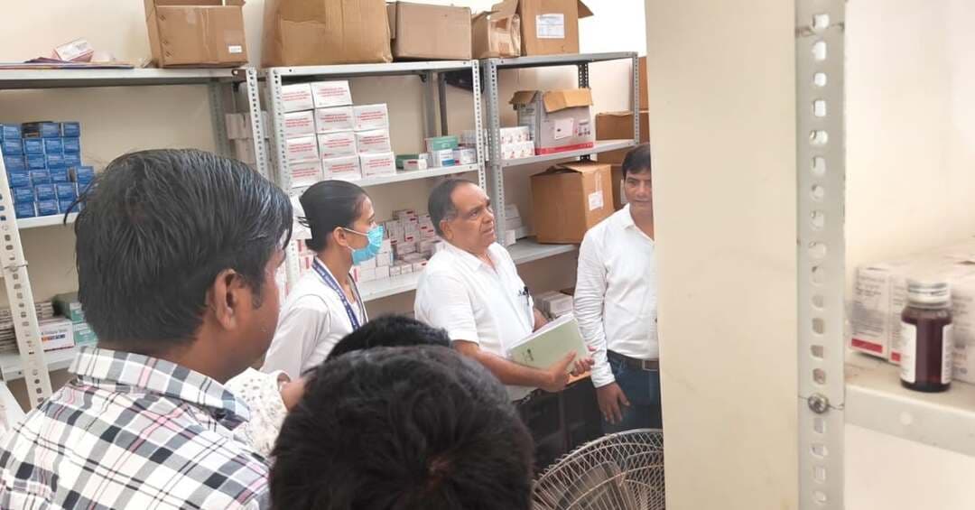 समाहरणालय पूर्णिया,
जनसंपर्क कार्यालय,
प्रेस विज्ञप्ति:1450,
दिनांक 22/9/2026,
==================
जिलाधिकारी श्री अंशुल कुमार भा०प्र०से० के निर्देश पर सिविल सर्जन एवं DPM ने किया बायसी, बैसा, अमौर एवं डगरूआ स्वास्थ्य केंद्रों का औचक निरीक्षण:-
जिलाधिकारी श्री अंशुल कुमार (भा०प्र०से०) के निर्देश के आलोक में मंगलवार को सिविल सर्जन पूर्णिया डॉ. प्रमोद कुमार कनौजिया एवं जिला कार्यक्रम प्रबंधक (DPM), जिला स्वास्थ्य समिति पूर्णिया द्वारा संयुक्त रूप से बायसी CHC, बैसा CHC, अमौर रेफरल अस्पताल तथा डगरूआ सामुदायिक स्वास्थ्य केंद्र का औचक निरीक्षण किया गया।
निरीक्षण क्रम में सबसे पहले अधिकारियों ने बायसी अनुमंडल CHC का जायजा लिया। इस दौरान लेबर रूम, पैथोलॉजी लैब, दवा भंडार (ड्रग स्टोर) तथा वर्तमान में संचालित 'एनीमिया मुक्त भारत' एवं 'NCD (गैर-संचारी रोग) कार्यक्रम' की प्रगति की गहन समीक्षा की गई। सिविल सर्जन ने प्रभारी चिकित्सा पदाधिकारी को CHC परिसर एवं भवन की साफ-सफाई पर विशेष ध्यान देने का कड़ा निर्देश दिया।
तत्पश्चात सामुदायिक स्वास्थ्य केंद्र बैसा के निरीक्षण के दौरान प्रभारी चिकित्सा पदाधिकारी के अनुपस्थित पाए जाने पर सिविल सर्जन ने गहरा असंतोष एवं नाराजगी व्यक्त की।
निरीक्षण के दौरान लेबर रूम रजिस्टर की जांच की गई तथा उच्च जोखिम गर्भावस्था (HRP) वाली महिलाओं एवं प्रधानमंत्री सुरक्षित मातृत्व अभियान (PMSMA) के तहत दी जा रही सेवाओं की जानकारी ली गई। इसके साथ ही OPD एवं ड्रग स्टोर का जायजा लेते हुए सिविल सर्जन एवं DPM ने सभी CHO तथा ANM को अवधिसमाप्त (Expired) दवाओं का जल्द से जल्द नियमानुसार सुरक्षित निष्पादन सुनिश्चित करने का निर्देश दिया।
इसके अतिरिक्त अधिकारियों ने अमौर रेफरल अस्पताल तथा सामुदायिक स्वास्थ्य केंद्र डगरूआ का भी दौरा किया। डगरूआ में निर्माणाधीन भवन के कार्य प्रगति का जायजा लिया गया तथा लेबर रूम एवं परिवार नियोजन (Family Planning) ऑपरेशनों से संबंधित अद्यतन स्थिति की समीक्षा की गई।
सिविल सर्जन ने स्पष्ट किया कि स्वास्थ्य सेवाओं में किसी भी प्रकार की लापरवाही बर्दाश्त नहीं की जाएगी तथा आमजन को बेहतर एवं गुणवत्तापूर्ण चिकित्सा सुविधा उपलब्ध कराना प्रशासन की प्राथमिकता है।