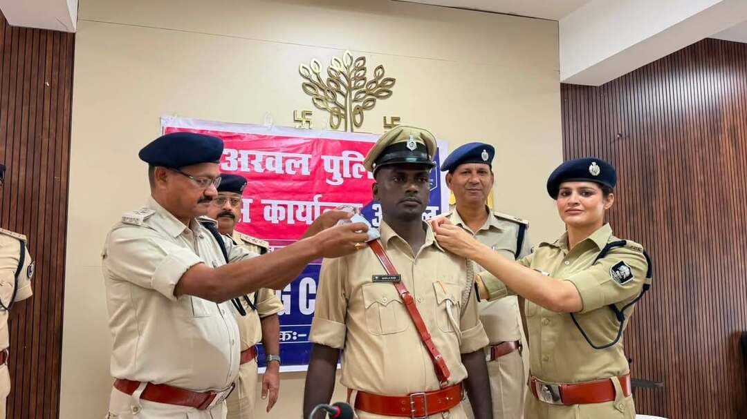 🎉 अरवल पुलिस महकमे में खुशियों का पल: 78 एएसआई बने सब-इंस्पेक्टर, कंधों पर चमके दो सितारे! ✨अरवल पुलिस केंद्र में आज एक गौरवान्वित करने वाले समारोह का आयोजन किया गया। जिला पुलिस कप्तान (SP) और डीएसपी (रक्षित) ने प्रमोशन पाने वाले 78 सहायक अवर निरीक्षकों (ASI) के कंधों पर दो सितारे लगाकर उन्हें पुलिस अवर निरीक्षक (SI) के पद से अलंकृत किया। 🫡खास बातें:78 जाबांजों को मिली पदोन्नति: लंबे अनुभव और मेहनत का मिला फल।पिपिंग सेरेमनी: एसपी साहब ने खुद कंधों पर सजाए सितारे और दी उज्ज्वल भविष्य की शुभकामनाएं।बढ़ी जिम्मेदारी: कप्तान ने सभी को पूरी निष्ठा और ईमानदारी से ड्यूटी करने के लिए प्रेरित किया।पदोन्नति पाने वाले सभी पुलिस पदाधिकारियों को हमारी तरफ से हार्दिक बधाई और शुभकामनाएं! 💐 आपके कंधों पर लगे ये सितारे जनता की सुरक्षा और न्याय को और मजबूत करेंगे। ⚖️👮♂️#ArwalPolice #BiharPolice #Promotion #PipingCeremony #ProudMoment #Khaki Arvind Arvind Arvind Yadav