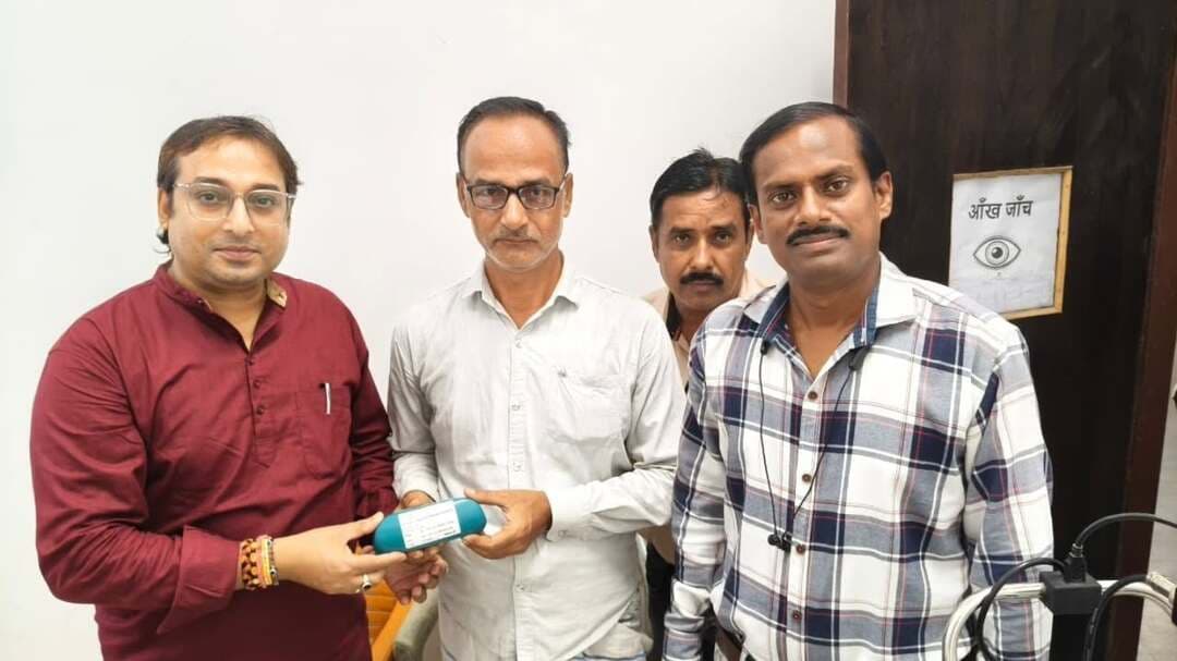 समाहरणालय पूर्णिया,
जनसंपर्क कार्यालय,
प्रेस विज्ञप्ति:1448,
दिनांक 22/9/2026,
==================
जिला स्तरीय टीम ने सामुदायिक स्वास्थ्य केंद्र, के० नगर का किया औचक निरीक्षण:-
जिला पदाधिकारी श्री अंशुल कुमार भा०प्र०से० के निर्देशानुसार मंगलवार को जिला स्तरीय टीम द्वारा सामुदायिक स्वास्थ्य केंद्र (CHC), के० नगर का औचक निरीक्षण किया गया।
इस निरीक्षण टीम में जिला स्वास्थ्य समिति पूर्णिया के जिला योजना समन्वयक श्री सुधांशु शेखर एवं पीरामल स्वास्थ्य के जिला प्रबंधक श्री चंदन कुमार शामिल थे।
टीम द्वारा पूर्वाहन 11:30 बजे स्वास्थ्य केंद्र पहुँचकर वहाँ उपलब्ध स्वास्थ्य सेवाओं, विभिन्न कार्य क्षेत्रों, साफ-सफाई, दवा भंडारण, आपातकालीन सेवाओं तथा अन्य प्रशासनिक व्यवस्थाओं का गहन भौतिक निरीक्षण एवं मूल्यांकन किया गया।
निरीक्षण के दौरान टीम ने लेबर रूम, इमरजेंसी, ओपीडी, आईपीडी, पंजीकरण काउंटर, आभा ID निर्माण, दवा वितरण एवं परिवार नियोजन परामर्श केंद्र की कार्यप्रणाली का जायजा लिया।
दोपहर 12:30 बजे तक की स्वास्थ्य सेवाओं की स्थिति:-
ओपीडी (OPD): 135 मरीजों का पंजीकरण एवं इलाज।आभा (ABHA ID): 84 नए आभा आईडी बनाए गए। प्रसव (Delivery): 6 सफल प्रसव दर्ज। इनडोर (IPD): 13 मरीज भर्ती पाए गए।
जांच के दौरान स्वास्थ्य केंद्र के विभिन्न कार्य स्थलों पर ड्यूटी रोस्टर प्रदर्शित पाया गया। रोस्टर के अनुसार चिकित्सा पदाधिकारी डॉ. कुमारी गुंजन, डॉ. सुष्मिता तथा एएनएम (ANM) स्वास्थ्य केंद्र पर उपस्थित होकर मरीजों को सेवाएं दे रही थीं।
सफाई व्यवस्था के मूल्यांकन में पाया गया कि लेबर रूम और परिसर की स्वच्छता संतोषजनक थी। हालाँकि, आईपीडी (IPD) वार्ड में साफ-सफाई की थोड़ी कमी पाई गई तथा निर्धारित दिन के अनुसार बेडशीट नहीं बिछी थी। इस संबंध में संबंधित कर्मियों को सफाई व्यवस्था दुरुस्त करने और रोस्टर के अनुरूप रंगीन बेडशीट का प्रयोग सुनिश्चित करने का कड़ा निर्देश दिया गया।
निरीक्षण दल द्वारा रिपोर्ट का विस्तृत विवरण जांच प्रतिवेदन में संलग्न कर उच्च अधिकारियों को समर्पित किया जा रहा है।
