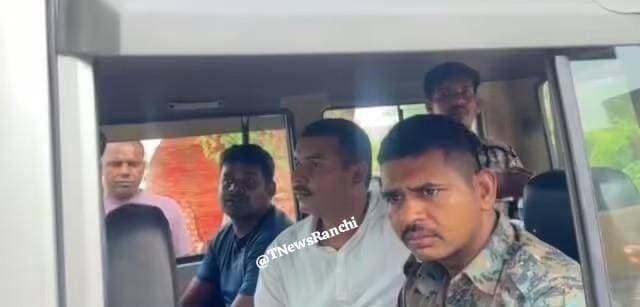 गिरिडीह, धनबाद एंटी करप्शन ब्यूरो (ACB) की टीम ने गिरिडीह साइबर थाना के पदाधिकारी पुनीत कुमार को कथित तौर पर रिश्वत लेते रंगे हाथ गिरफ्तार किया है। गिरफ्तारी साइबर थाना के गेट के पास से किए जाने की जानकारी सामने आ रही है।
बताया जा रहा है कि ACB की टीम ने पहले से की गई शिकायत और कार्रवाई के आधार पर इंस्पेक्टर को रिश्वत लेते पकड़ा। ACB की टीम गिरफ्तार इंस्पेक्टर को अपने साथ ले गई है और मामले में आगे की कार्रवाई की जा रही है।