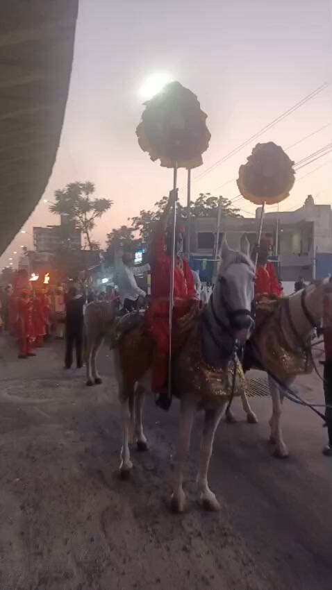 *जयपुर में ढोल-ताशों और घोड़ों पर सवार के साथ निकली बैकुंठ नाथ की भव्य बेवाण शोभायात्रा*
*जयपुर/सोडाला : कमलेश आमेटा जलझूलनी एकादशी पर्व पर राजधानी जयपुर के सोडाला क्षेत्र स्थित प्राचीन बैकुंठ नाथ मंदिर परिसर से भगवान की भव्य बेवाण शोभायात्रा निकाली गई।
ढोल-ताशों की थाप और घोड़ों पर सवार युवाओं के साथ निकली शोभायात्रा ने सबका मन मोह लिया। शोभायात्रा का मार्ग में जगह-जगह तोप से सलामी और गुलाल की वर्षा कर भव्य स्वागत किया गया।
भगवान का बेवाण आकर्षक फूलों से सजाया गया था। भजनों की धुन पर श्रद्धालु नाचते-गाते चल रहे थे और "जय श्री कृष्ण" के जयकारों से पूरा सोडाला क्षेत्र गूंज उठा।
शोभायात्रा बैकुंठ नाथ मंदिर से शुरू होकर सोडाला के मुख्य बाजारों से होते हुए निकली। महिलाओं ने जगह-जगह आरती उतारी और पुष्प वर्षा की।
अंत में भगवान को जल विहार कराकर महाआरती और प्रसाद वितरण के साथ पर्व का समापन हुआ।