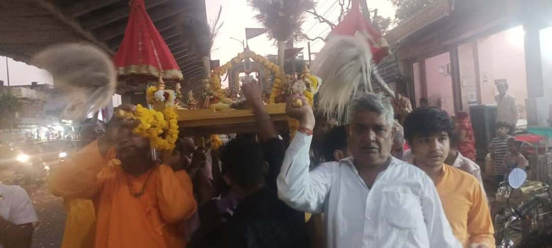 *जयपुर में ढोल-ताशों और घोड़ों पर सवार के साथ निकली बैकुंठ नाथ की भव्य बेवाण शोभायात्रा*
*जयपुर/सोडाला : कमलेश आमेटा जलझूलनी एकादशी पर्व पर राजधानी जयपुर के सोडाला क्षेत्र स्थित प्राचीन बैकुंठ नाथ मंदिर परिसर से भगवान की भव्य बेवाण शोभायात्रा निकाली गई।
ढोल-ताशों की थाप और घोड़ों पर सवार युवाओं के साथ निकली शोभायात्रा ने सबका मन मोह लिया। शोभायात्रा का मार्ग में जगह-जगह तोप से सलामी और गुलाल की वर्षा कर भव्य स्वागत किया गया।
भगवान का बेवाण आकर्षक फूलों से सजाया गया था। भजनों की धुन पर श्रद्धालु नाचते-गाते चल रहे थे और "जय श्री कृष्ण" के जयकारों से पूरा सोडाला क्षेत्र गूंज उठा।
शोभायात्रा बैकुंठ नाथ मंदिर से शुरू होकर सोडाला के मुख्य बाजारों से होते हुए निकली। महिलाओं ने जगह-जगह आरती उतारी और पुष्प वर्षा की।
अंत में भगवान को जल विहार कराकर महाआरती और प्रसाद वितरण के साथ पर्व का समापन हुआ।