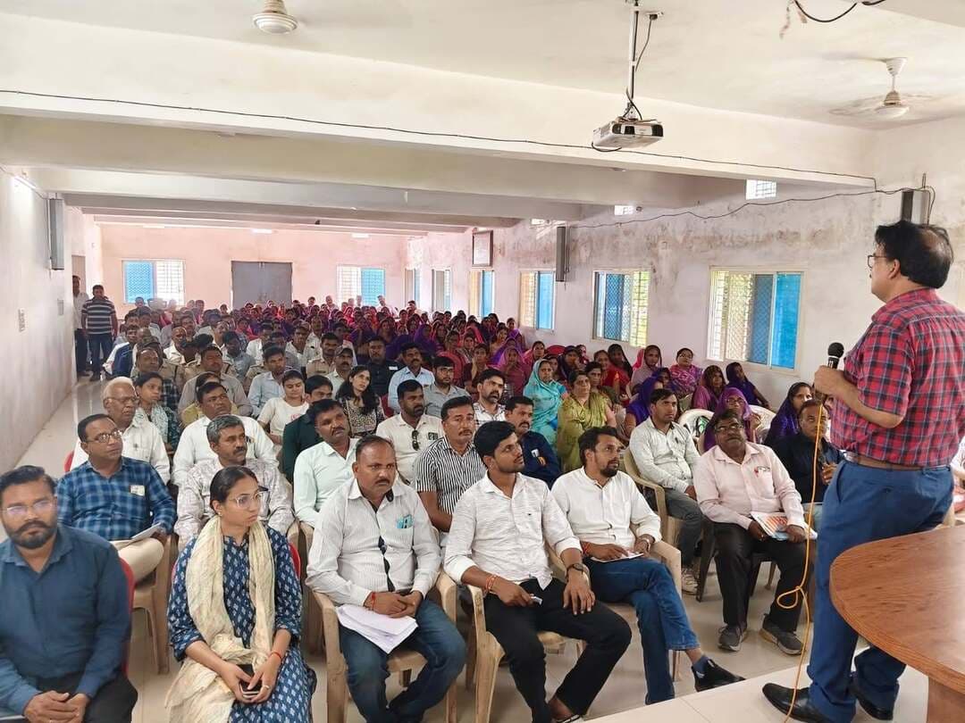 राज्य पुनर्गठन आयोग के सचिव श्री सिंह ने महिदपुर में अधिकारियों-कर्मचारियों के साथ समीक्षा बैठक एवं संवाद किया
उज्जैन 22 सितंबर । राज्य पुनर्गठन आयोग के सचिव श्री अक्षय सिंह ने मंगलवार को महिदपुर में विकास खंड स्तर के अधिकारियों एवं कर्मचारियों के साथ व्यापक समीक्षा बैठक एवं संवाद सत्र आयोजित किया।
बैठक में स्थानीय सचिव, ग्राम रोजगार सहायक, पटवारी, आंगनवाड़ी कार्यकर्ता, आशा कार्यकर्ता, जनपद स्टाफ के साथ-साथ विकास खंडस्तरीय अधिकारी, एसडीएम, सीईओ, तहसीलदार, नायब तहसीलदार और सहायक अभियंता (एई) सहित विभिन्न विभागों के प्रतिनिधि उपस्थित रहे।
इस संवाद के दौरान जमीनी स्तर पर शासकीय योजनाओं के क्रियान्वयन, जनकल्याणकारी कार्यों की प्रगति, समन्वय एवं फीडबैक पर विस्तृत चर्चा हुई। श्री सिंह ने सभी संबंधित अधिकारियों एवं कर्मचारियों से आपसी तालमेल बढ़ाकर जनहित के कार्यों को और प्रभावी बनाने पर बल दिया।
बैठक का उद्देश्य विभिन्न स्तरों पर बेहतर समन्वय स्थापित कर प्रशासनिक व्यवस्था को सुदृढ़ करना तथा आम नागरिकों तक सरकारी योजनाओं का लाभ सुनिश्चित करना था।
Jansampark Madhya Pradesh
