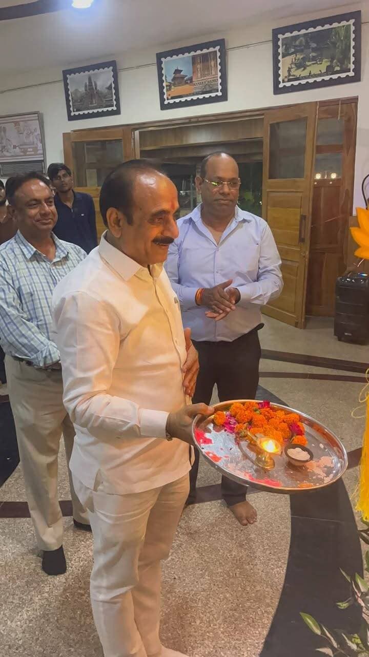 महाराजा विक्रमादित्य शोधपीठ में गणेश उत्सव के नवम दिवस पर भव्य आयोजन
🚩🔸#भक्ति_और_संस्कृति_का_दिखा_अनूठा_संगम🔸
🔸उज्जैन विकास प्राधिकरण के अध्यक्ष डॉ. रवि सोलंकी ने की महाआरती, कलाकारों को किया गया पुरस्कृत
उज्जैन 22 सितंबर । महाराजा विक्रमादित्य शोधपीठ के प्रांगण में चल रहे गणेश उत्सव के नवम दिवस पर मंगलवार को धर्म, कला और उल्लास का अद्भुत नजारा देखने को मिला। इस अवसर पर पूर्ण विधि-विधान और वैदिक मंत्रोच्चार के साथ भगवान श्री गणेश का पूजन, महाआरती एवं स्तुति का भव्य आयोजन संपन्न हुआ।
कार्यक्रम में मुख्य अतिथि के रूप में उज्जैन विकास प्राधिकरण के अध्यक्ष डॉ. रवि सोलंकी उपस्थित रहे। उन्होंने महाराजा विक्रमादित्य शोधपीठ के निदेशक श्री संजीव कुमार मालवीय के साथ मिलकर भगवान श्री गणेश की विशेष पूजा-अर्चना की। महाआरती से पूर्व अतिथियों द्वारा विघ्नहर्ता को विशेष नैवेद्य अर्पित किया गया, जिसके पश्चात् सामूहिक आरती की गई। इस दौरान पूरा परिसर "गणपति बप्पा मोरिया" के जयघोष से गुंजायमान हो उठा और समूचा वातावरण उल्लास व भक्ति के रंग में रंगा नजर आया।
प्रतिदिन हो रहे सांस्कृतिक आयोजन, कलाकारों का हुआ सम्मान
उल्लेखनीय है कि गणेश उत्सव के इस पावन पर्व पर शोधपीठ परिसर में प्रतिदिन विभिन्न धार्मिक एवं सांस्कृतिक गतिविधियों का आयोजन किया जा रहा है। इन आयोजनों में बड़ी संख्या में श्रद्धालु उपस्थित होकर भगवान श्री गणेश की आराधना कर रहे हैं तथा सुख, समृद्धि, ज्ञान और मंगल की कामना कर रहे हैं। नवम दिवस की सांस्कृतिक संध्या में अपनी शानदार प्रस्तुति देने वाली प्रिया लोधावल को मुख्य अतिथि डॉ. रवि सोलंकी द्वारा पुरस्कृत कर उनका उत्साहवर्धन किया।
कार्यक्रम के समापन अवसर पर उपस्थित सभी गणमान्य नागरिकों, अतिथियों और श्रद्धालुओं ने गणेश उत्सव के इस पवित्र मंच के माध्यम से भारतीय संस्कृति, गौरवशाली परंपराओं और आध्यात्मिक मूल्यों को जन-जन तक पहुंचाने का सामूहिक संकल्प लिया।
स्वागत एवं आभार
कार्यक्रम में पधारे सभी अतिथियों का आत्मीय स्वागत 'श्री विशाल लोकगीत सांस्कृतिक समिति' के सचिव श्री विजेंद्र वर्मा ने किया। मंच का सफल एवं प्रभावी संचालन श्री दुर्गेश बाली ने किया, जबकि कार्यक्रम के अंत में आभार प्रदर्शन श्री शुभम वर्मा द्वारा किया गया। इस भव्य आयोजन को सफल बनाने में श्री गोपाल डागर, श्री रितेश वर्मा और सुश्री अनुष्का तिवारी का विशेष संयोजन एवं सराहनीय योगदान रहा।
Collector Office Ujjain
JDjansampark Ujjain
Simhasth2028