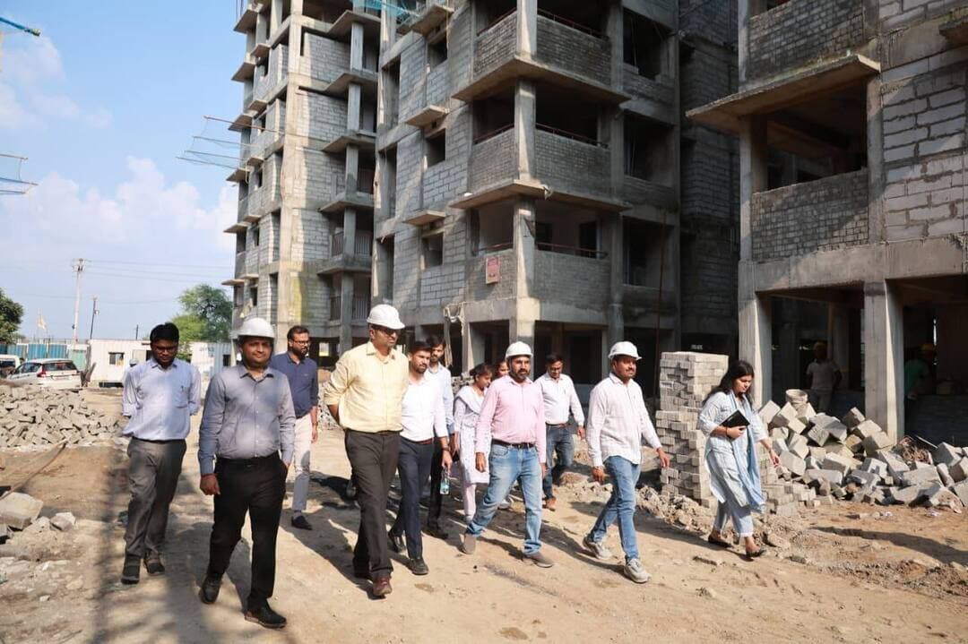 आईआईटी मुंबई के प्रोफेसर ने सिखाया कंस्ट्रक्शन सेफ्टी कैपेसिटी बिल्डिंग कैसे की जाती है
#सिंहस्थ_से_जुड़े_इंजीनियरों_का_प्रशिक्षण_कार्यक्रम_आयोजित
उज्जैन 21 सितम्बर। आईआईटी मुंबई के प्रोफेसर अल्बर्ट थॉमस और प्रोफेसर वरुण कुमार रेजा ने आज सिंहस्थ निर्माण कार्यों से जुड़े इंजीनियर के एक बैच को सिखाया की कंस्ट्रक्शन सेफ्टी कैपेसिटी बिल्डिंग कैसे की जाती है। निर्माण कार्यों के दौरान श्रमिकों और संबंधित कर्मचारियों की सुरक्षा कैसे सुनिश्चित करना है। इस संबंध में प्रशिक्षण कार्यक्रम आज मेला कार्यालय में आयोजित किया गया।
🔸सिंहस्थ 2028 की तैयारियों को अधिक सुरक्षित, व्यवस्थित बनाने के उद्देश्य से सिंहस्थ मेला अधिकारी एवं संभागायुक्त श्री आशीष सिंह तथा कलेक्टर श्री रौशन कुमार सिंह द्वारा किए जा रहे नवाचारों एवं क्षमता संवर्धन कार्यक्रमों की श्रृंखला के अंतर्गत मंगलवार को अभियंताओं के एक बैच के लिए ‘कंस्ट्रक्शन सेफ्टी कैपेसिटी बिल्डिंग ट्रेनिंग प्रोग्राम’ आयोजित किया गया।
🔸प्रशिक्षण कार्यक्रम का उद्देश्य सिंहस्थ 2028 के अंतर्गत किए जा रहे विभिन्न निर्माण एवं अधोसंरचना विकास कार्यों में निर्माण स्थल पर सुरक्षा मानकों का प्रभावी क्रियान्वयन, जोखिमों की पहचान तथा सुरक्षित कार्य पद्धतियों के प्रति अभियंताओं एवं संबंधित कार्मिकों की क्षमता में वृद्धि करना है।
इस प्रशिक्षण कार्यक्रम में मध्यप्रदेश पुलिस हाउसिंग एवं अधोसंरचना विकास निगम द्वारा नोडल विभाग के रूप में भूमिका निभाई गई।
उल्लेखनीय है कि सिंहस्थ 2028 के अंतर्गत उज्जैन में बड़ी संख्या में विभिन्न निर्माण एवं अधोसंरचना विकास कार्य प्रगति पर हैं। ऐसे में निर्माण कार्यों के दौरान श्रमिकों एवं संबंधित कार्मिकों की सुरक्षा सुनिश्चित करना अत्यंत महत्वपूर्ण है। इसी उद्देश्य से प्रशिक्षण को केवल कक्षा आधारित गतिविधि तक सीमित न रखते हुए प्रायोगिक एवं साइट आधारित प्रशिक्षण के रूप में आयोजित किया गया।
हैजार्ड आइडेंटिफिकेशन संबंधी गतिविधियां कराई गईं
🔸प्रशिक्षण के दौरान प्रतिभागियों को विभिन्न समूहों में विभाजित कर हैजार्ड आइडेंटिफिकेशन (Hazard Identification) संबंधी गतिविधियां कराई गईं। इसके पश्चात प्रतिभागियों को निर्माण स्थल पर ले जाकर वास्तविक परिस्थितियों में संभावित जोखिमों की पहचान एवं उनसे बचाव के उपायों की जानकारी दी गई। इसी क्रम में भैरवगढ़ थाना परिसर में पुलिस हाउसिंग के अंतर्गत बनाए जा रहे क्वार्टर्स के निर्माण स्थल का साइट विजिट भी कराया गया।
प्रशिक्षण में व्यक्तिगत सुरक्षा उपकरण (PPE) किट के उचित उपयोग, निर्माण स्थल पर सेफ्टी बेल्ट के प्रयोग, श्रमिकों को सुरक्षा संबंधी प्रशिक्षण, सेफ्टी साइनेज, कार्यस्थल पर संभावित जोखिमों की पहचान तथा सुरक्षित कार्य पद्धतियों के संबंध में विस्तृत जानकारी प्रदान की गई।
प्रशिक्षण में शामिल अभियंताओं ने इसे व्यावहारिक एवं उपयोगी प्रशिक्षण बताते हुए कहा कि साइट पर जाकर वास्तविक परिस्थितियों में सुरक्षा मानकों एवं संभावित जोखिमों को समझने से निर्माण कार्यों में सुरक्षा के प्रभावी क्रियान्वयन में सहायता मिलेगी।
सिंहस्थ 2028 के निर्माण कार्यों में सुरक्षा, गुणवत्ता एवं समयबद्धता को प्राथमिकता देते हुए इस प्रकार के क्षमता संवर्धन कार्यक्रमों के माध्यम से संबंधित अभियंताओं एवं कार्मिकों को आधुनिक एवं सुरक्षित निर्माण पद्धतियों से अवगत कराया जा रहा है
Collector Office Ujjain
Ujjain Commissioner
Simhasth2028
JDjansampark Ujjain