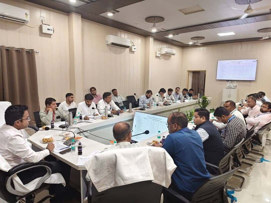 *जिला परिषद एवं पंचायत समिति के सदस्यों तथा पंचायत समिति प्रधान के पदों के लिए 23 सितम्बर को होगी आरक्षण प्रक्रिया; 24 को सरपंच एवं वार्ड पंच के लिए होगी लॉटरी*
नगर/डीग, 22 सितम्बर। आगामी पंचायतीराज संस्थाओं के आम चुनाव के तहत जिला डीग में जिला परिषद एवं पंचायत समिति के वार्ड सदस्यों तथा पंचायत समिति प्रधान के पदों के लिए वर्गवार आरक्षण एवं महिला आरक्षण की प्रक्रिया 23 सितम्बर को तथा सरपंच एवं वार्ड पंच के पदों के लिए आरक्षण/लॉटरी प्रक्रिया 24 सितम्बर को आयोजित की जाएगी।
जिला निर्वाचन अधिकारी (पंचायत) एवं जिला कलक्टर मयंक मनीष ने बताया कि राज्य सरकार के ग्रामीण विकास एवं पंचायती राज विभाग के निर्देशों की पालना में 23 सितम्बर, बुधवार को प्रातः 10 बजे पंचायत समिति सभागार, डीग में जिला परिषद वार्ड सदस्य, पंचायत समिति प्रधान एवं पंचायत समिति वार्ड सदस्य के पदों के लिए वर्गवार आरक्षण एवं महिला आरक्षण की प्रक्रिया आयोजित की जाएगी।
*24 सितम्बर को संबंधित उपखंड स्तर पर होगी लॉटरी*
उन्होंने बताया कि 24 सितम्बर, गुरुवार को संबंधित उपखंड स्तर पर सरपंच एवं वार्ड पंच के पदों के लिए आरक्षण/लॉटरी प्रक्रिया नियमानुसार एवं पूर्ण पारदर्शिता के साथ संपन्न कराई जाएगी। इसके लिए संबंधित उपखंड अधिकारियों को लॉटरी प्रक्रिया हेतु नियुक्त किया गया है। जिले की पंचायत समितियों में निर्धारित कार्यक्रम के अनुसार लॉटरी प्रक्रिया संबंधित उपखंड स्तर पर आयोजित होगी। प्रक्रिया में माननीय विधायक, ब्लॉक स्तरीय मान्यता प्राप्त राजनीतिक दलों के प्रतिनिधियों सहित संबंधित जनप्रतिनिधियों को भी अवगत कराते हुए उनकी उपस्थिति सुनिश्चित की जाएगी। जिला निर्वाचन अधिकारी ने निर्देश दिए कि आरक्षण एवं लॉटरी की पूरी प्रक्रिया की वीडियोग्राफी कराई जाए तथा रिकॉर्ड सुरक्षित रखा जाए। लॉटरी स्थल पर आवश्यक मूलभूत व्यवस्थाओं के साथ पुलिस जाब्ता, पेयजल आदि की समुचित व्यवस्था सुनिश्चित करने के निर्देश संबंधित अधिकारियों को दिए गए हैं।