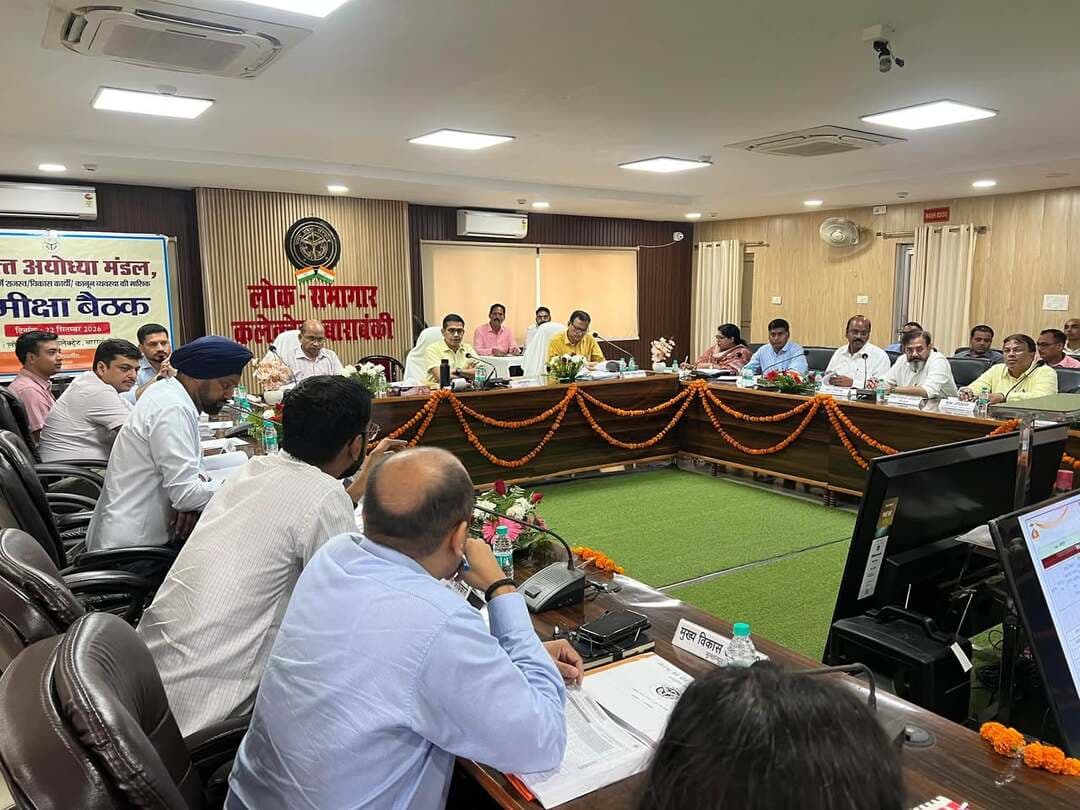 बाराबंकी में मंडलायुक्त ने की सीएम डैशबोर्ड की समीक्षा, पात्रों को योजनाओं से जोड़ने के दिए निर्देश*
बाराबंकी के लोक सभागार में आयुक्त अयोध्या मंडल राजेश कुमार की अध्यक्षता में सीएम डैशबोर्ड एवं विकास कार्यों की मंडलीय समीक्षा बैठक सम्पन्न हुई।
मंडलायुक्त ने कहा कि सेवा संकल्प अभियान में प्रत्येक पात्र परिवार को योजनाओं से जोड़ा जाए और पोर्टल पर रिपोर्टिंग की जाए। जनता दर्शन और IGRS शिकायतों का संतुष्टि आधारित गुणवत्तापूर्ण निस्तारण करने, लंबित परियोजनाओं में पर्याप्त मैनपॉवर लगाकर समय से पूरा करने और पूर्ण परियोजनाओं को हैंडओवर करने के निर्देश दिए। बैठक में अयोध्या मंडल के सभी जिलाधिकारी और मंडलीय अधिकारी मौजूद रहे।
#Barabanki #Mandalayukta #RajeshKumar #CMDashboard #BarabankiNews #VikasKarya #IGRS #SevaSankalp